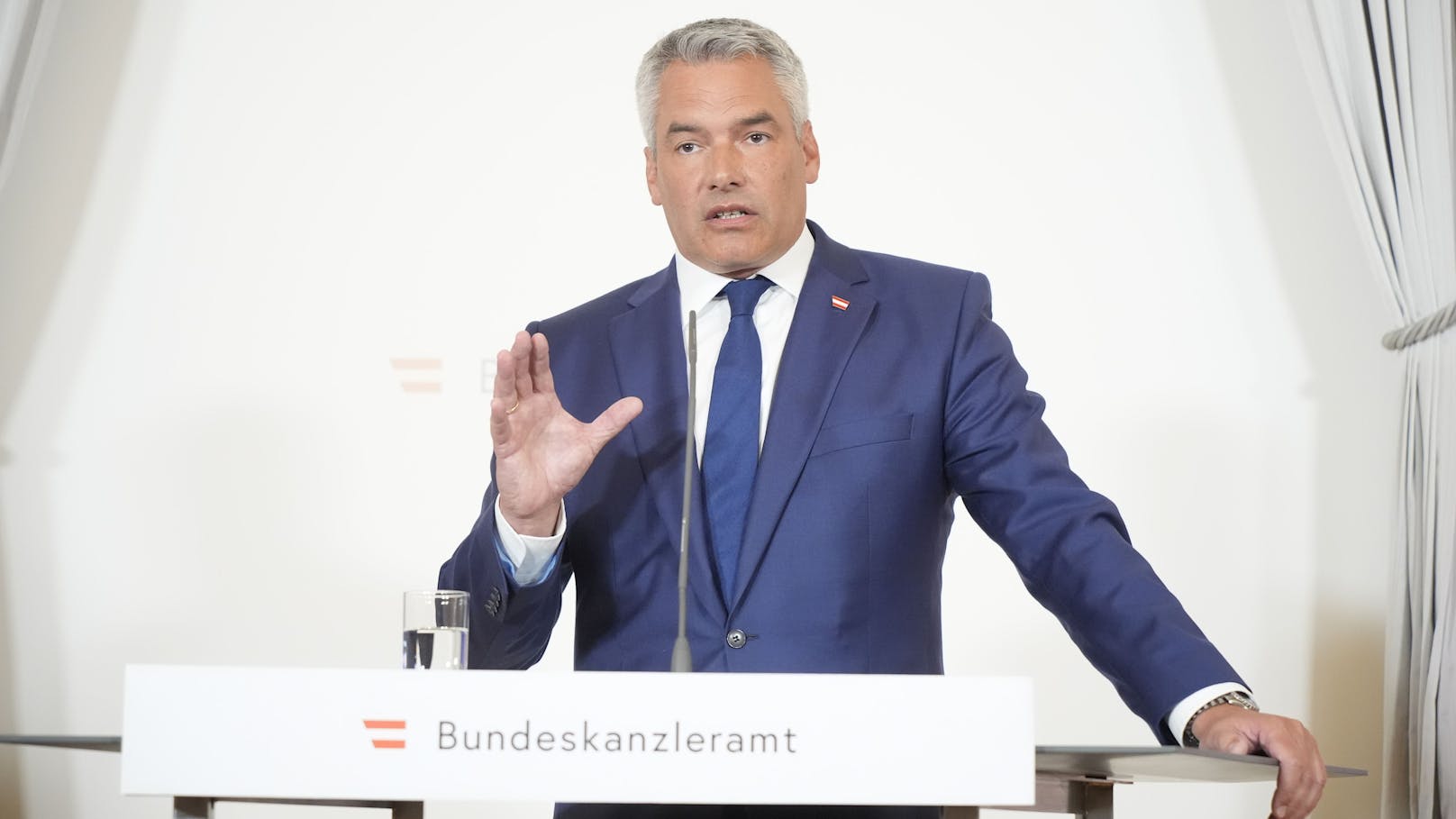 "Es ist unvorstellbar, welchen unermesslicher Schaden beim Gelingen dieses Anschlags angerichtet worden wäre", sagte Kanzler Karl Nehammer bei einer Pressekonferenz am 8. August 2024 zum vereitelten Wien-Terror.