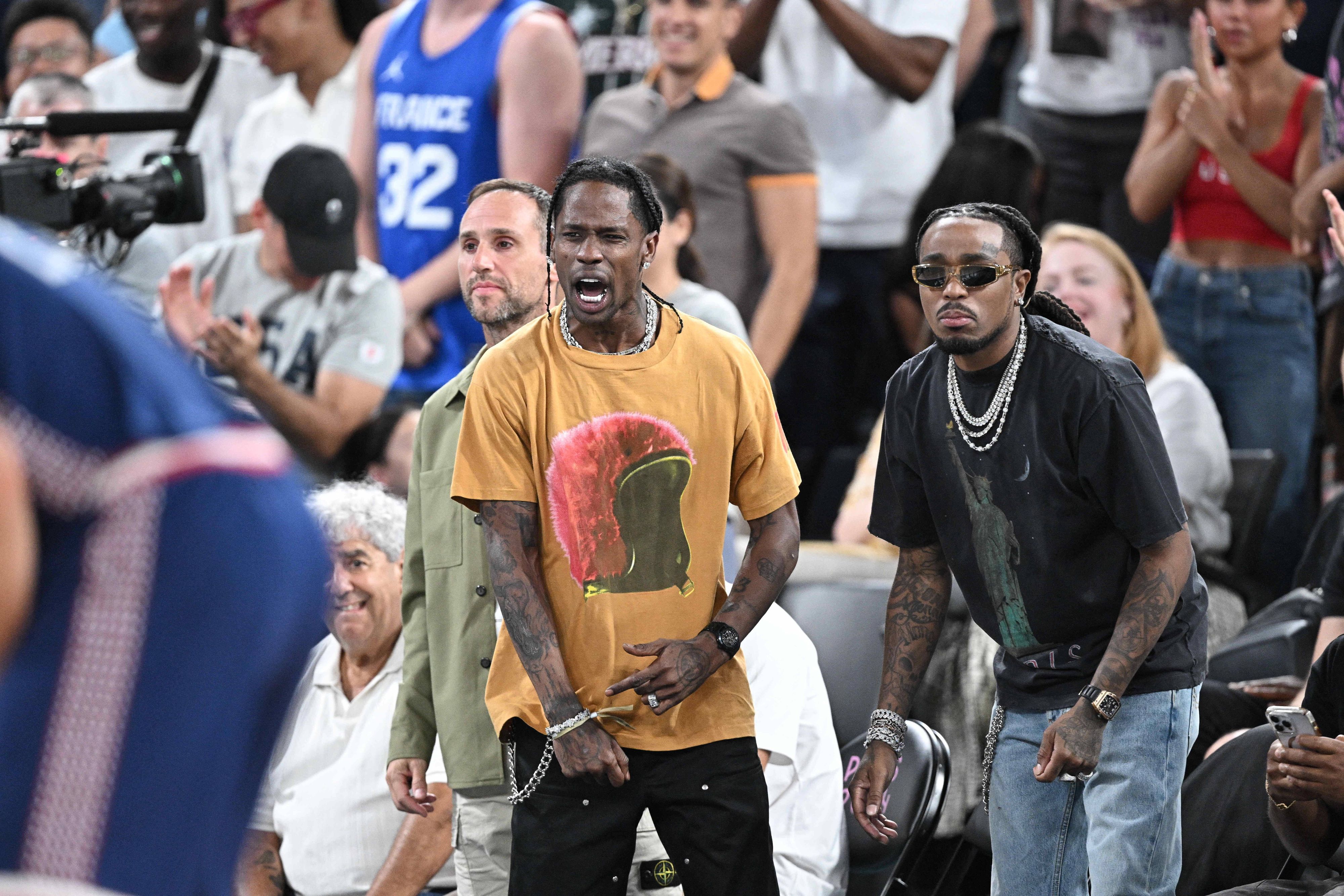 Travis Scott feuerte in Paris das Basektball-Team der USA an. Einige Stunden später wurde er jedoch verhaftet.