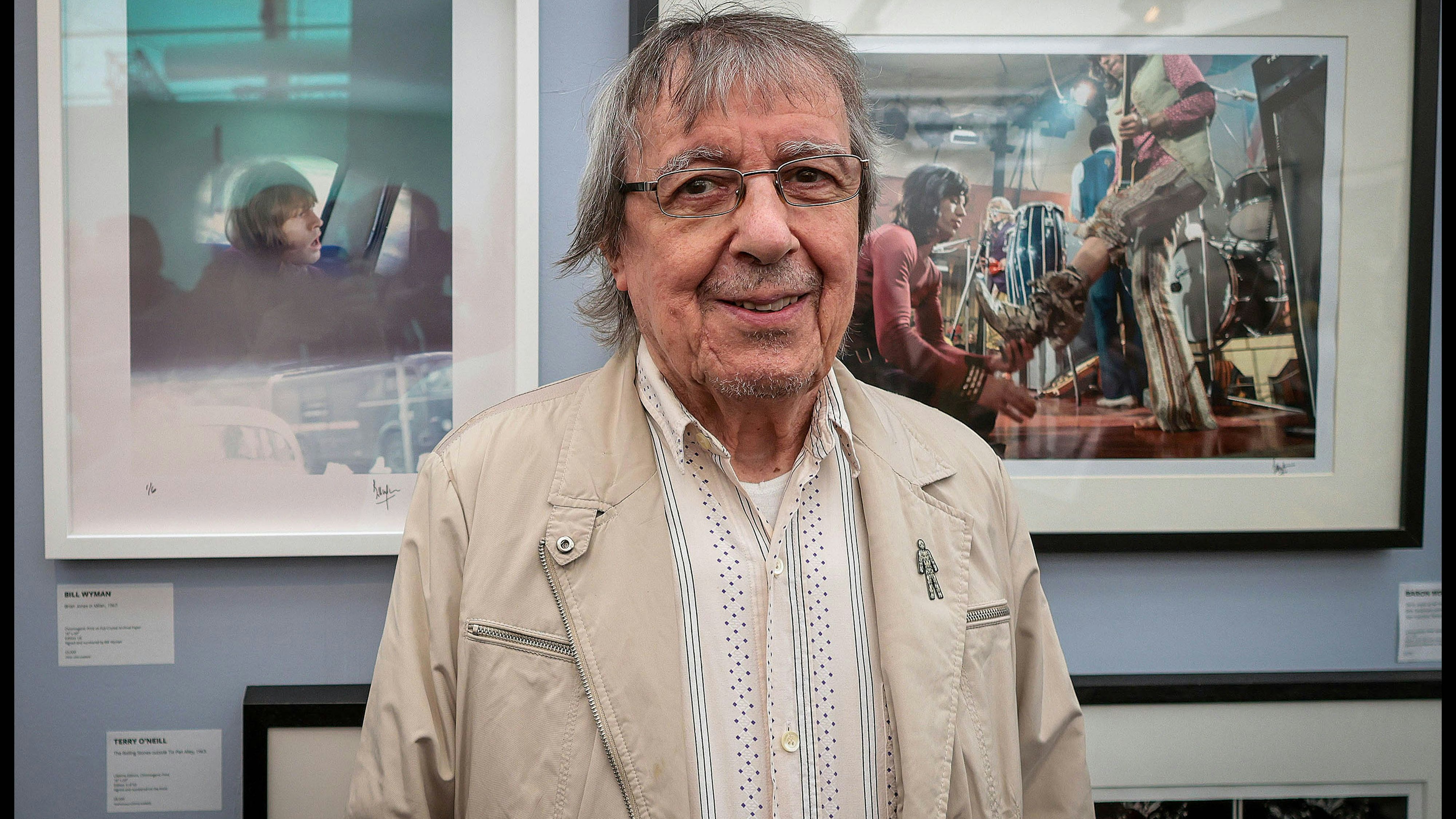 Download von www.picturedesk.com am 09.08.2024 (14:51).  14/05/2022. London, United Kingdom. Bill Wyman Book Signing at Photo London. Former Rolling Stone Bill Wyman signs copies of his book. Stones From The Inside' at Photo London 2022, Somerset House .Picture by Martyn Wheatley / i-Images / eyevine :...http://. - 20220514_PD20295 - Rechteinfo: Rights Managed (RM)