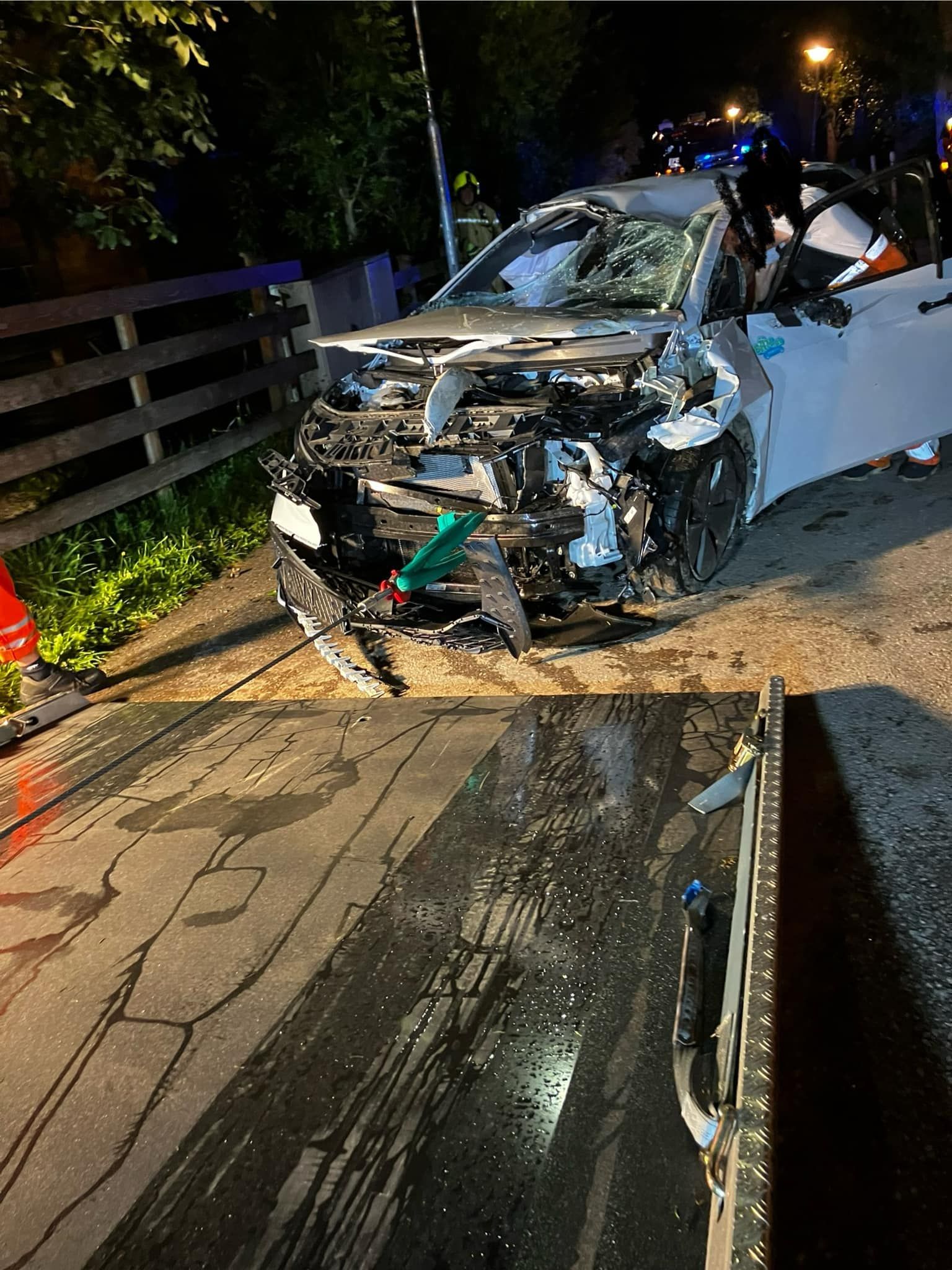 Ein 18-jähriger Salzburger nutzte ein fremdes E-Mietauto für eine rasante Spritzfahrt. Diese endete mit einem Frontal-Crash.