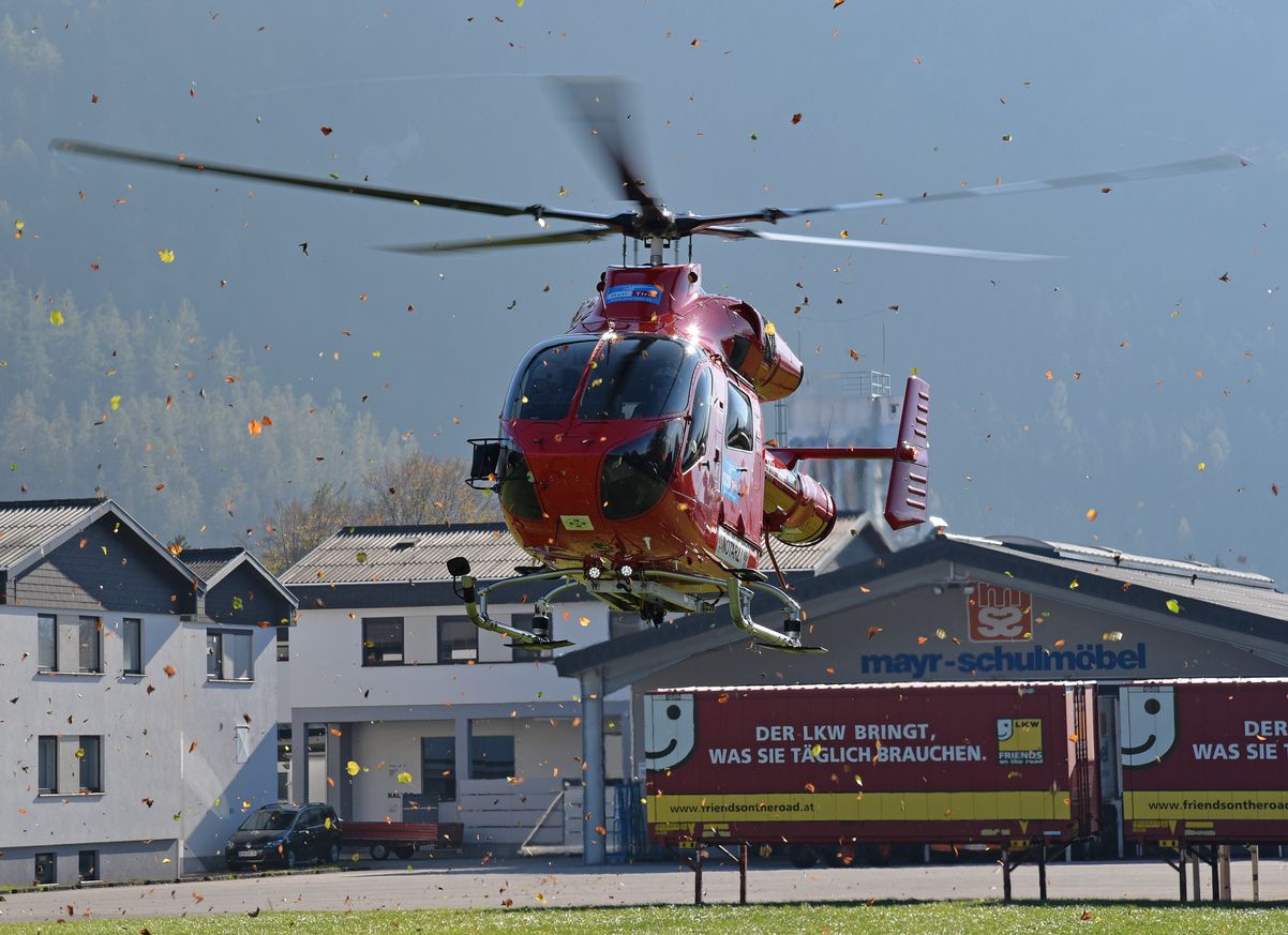 Die Verletzten wurden vom Rettungshubschrauber ins Krankenhaus gebracht. (Symbolbild)
