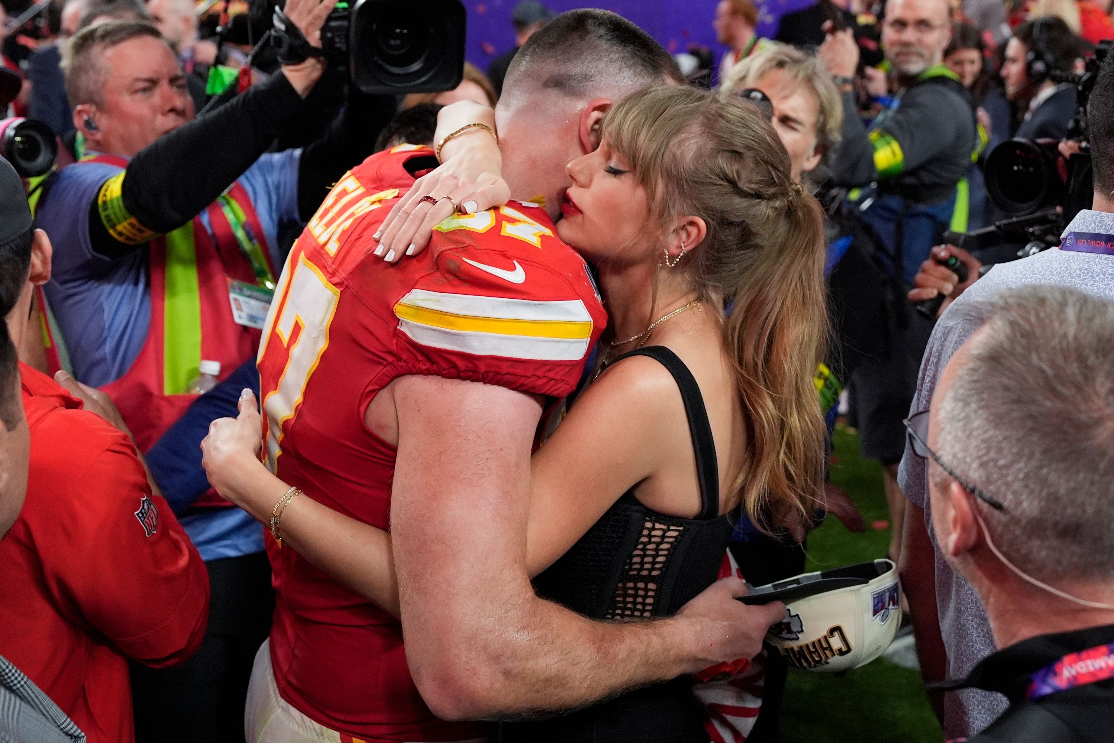 Travis Kelce kann Taylor Swift aufgrund von Verpflichtungen gerade nicht in den Arm nehmen.