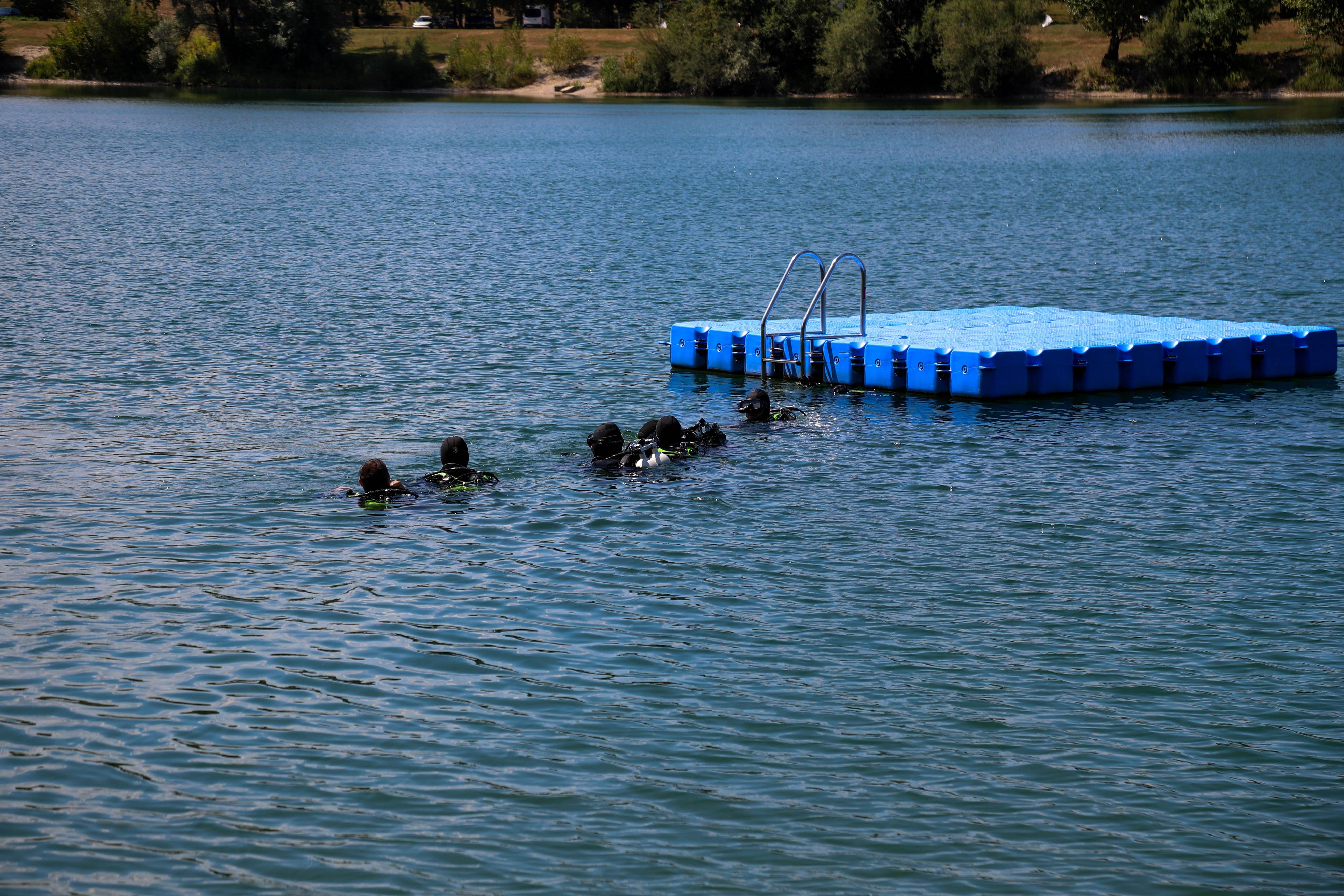 Auch Taucher suchten den Pleschinger See nahe Linz ab.
