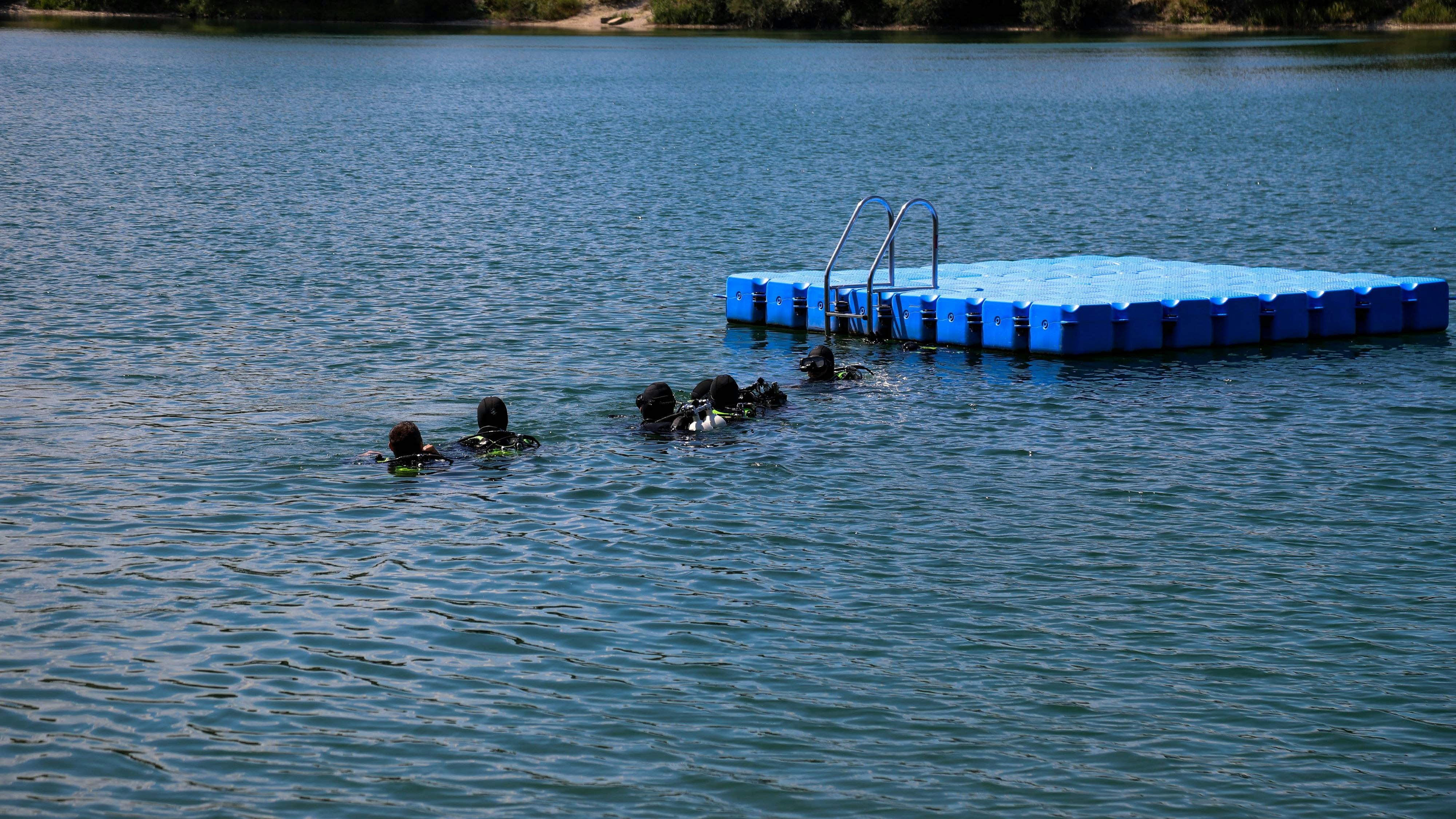 Auch Taucher suchten den Pleschinger See nahe Linz ab.