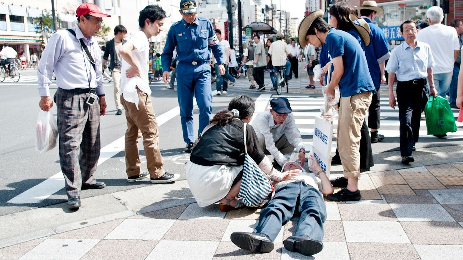 Weltweit kollabierten Menschen auch im Sommer 2024 aufgrund der Hitze: Am Bild ein Bewusstloser in Tokio (Japan).