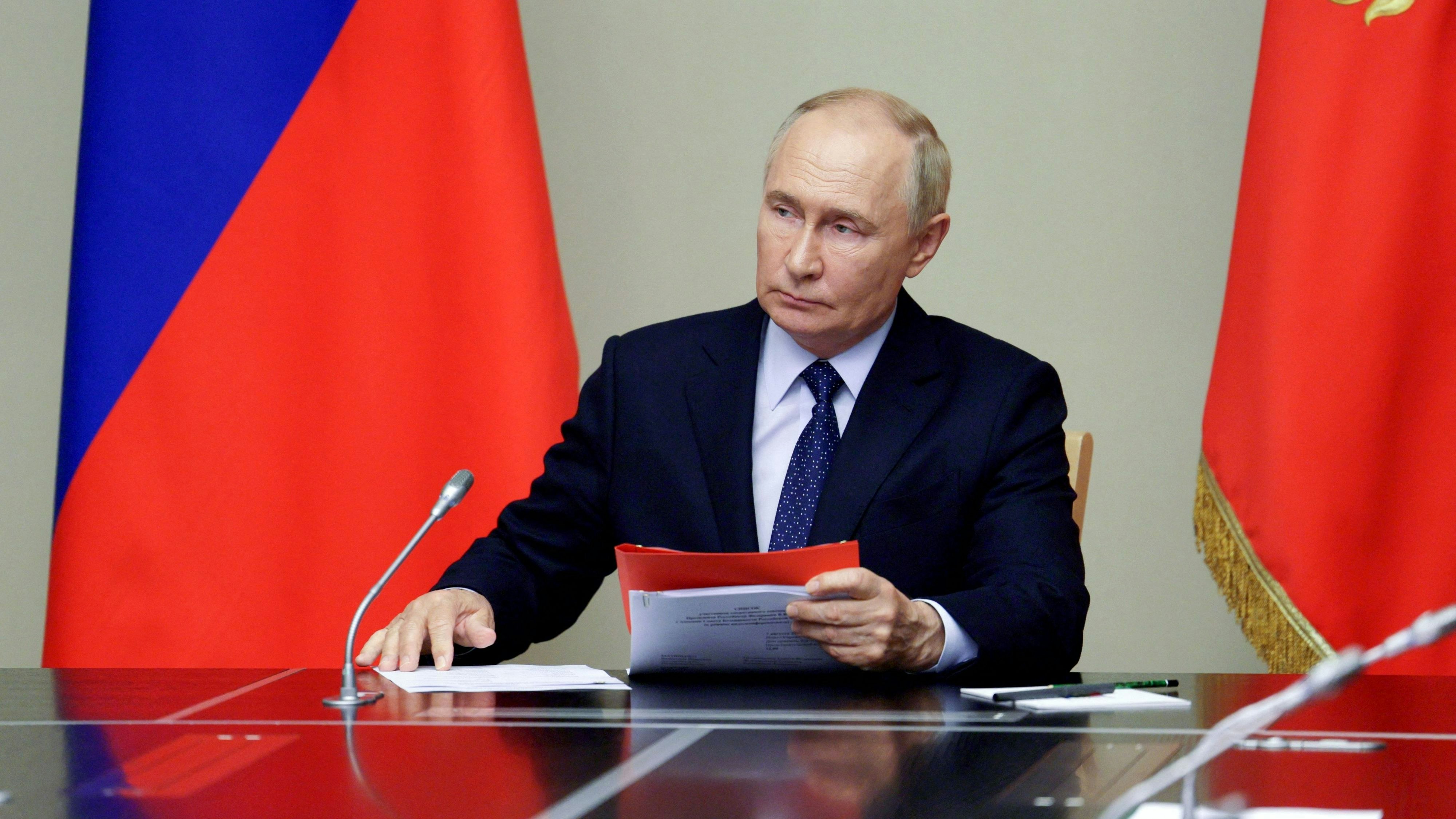 Download von www.picturedesk.com am 09.08.2024 (16:20).  In this pool photograph distributed by Russian state owned Sputnik agency President Vladimir Putin chairs a meeting with Security Council permanent members on the situation in the Kursk region, in his residence outside Moscow on August 9, 2024. Russia said Friday it was moving more troops and weapons to the western Kursk region, where Ukrainian forces have been mounting a major cross-border assault for four days. (Photo by Aleksey Babushkin / POOL / AFP) / Editor's note : this image is distributed by Russian state owned agency Sputnik - 20240809_PD7807 - Rechteinfo: Rights Managed (RM) Nur für redaktionelle Nutzung! Werbliche Nutzung erfordert Freigabe: bitte schicken Sie uns eine Anfrage.