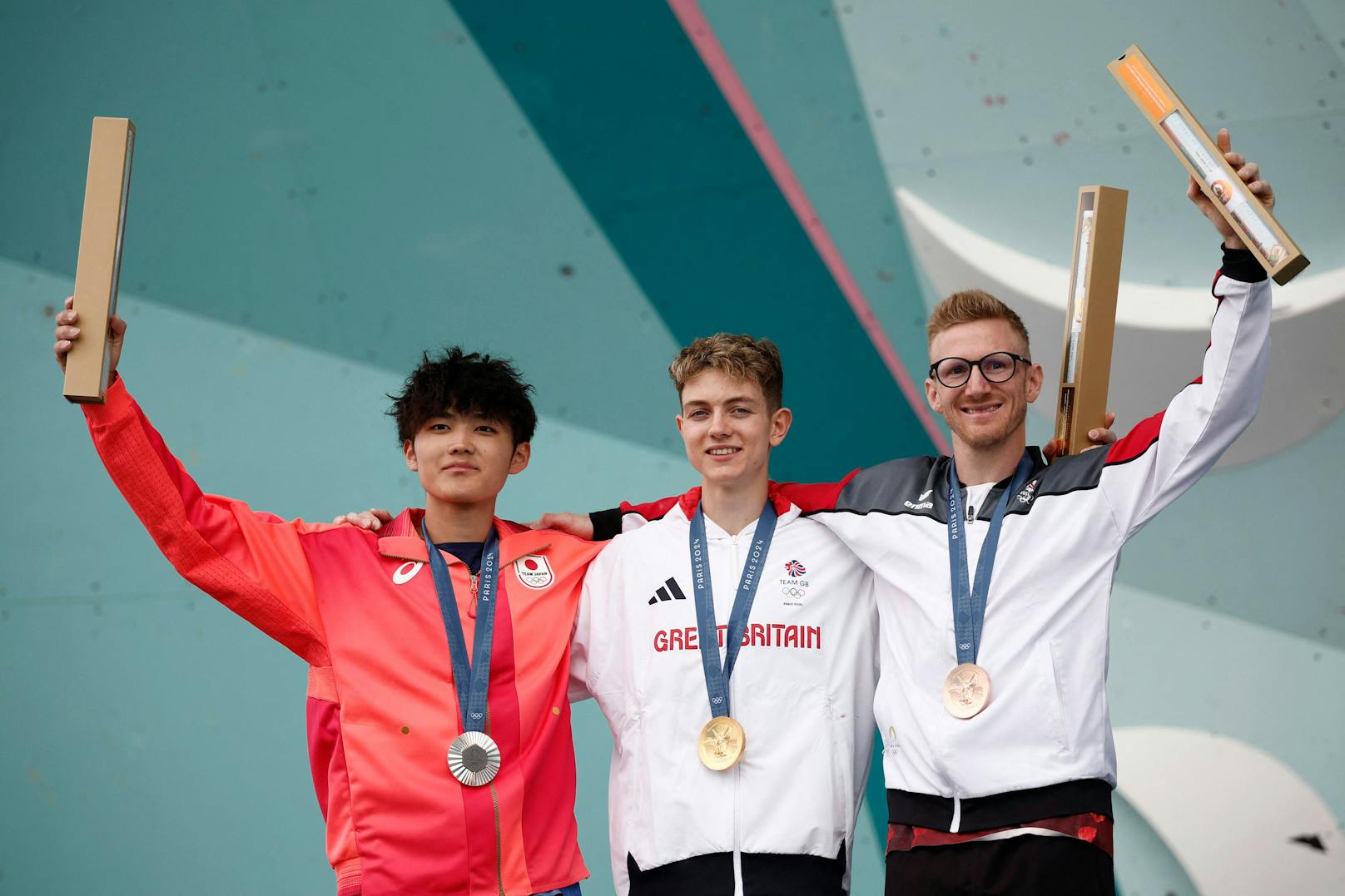 Das Sieger-Stockerl: Olympiasieger Toby Roberts, der junge Japaner Sorato Anraku und Schubert.