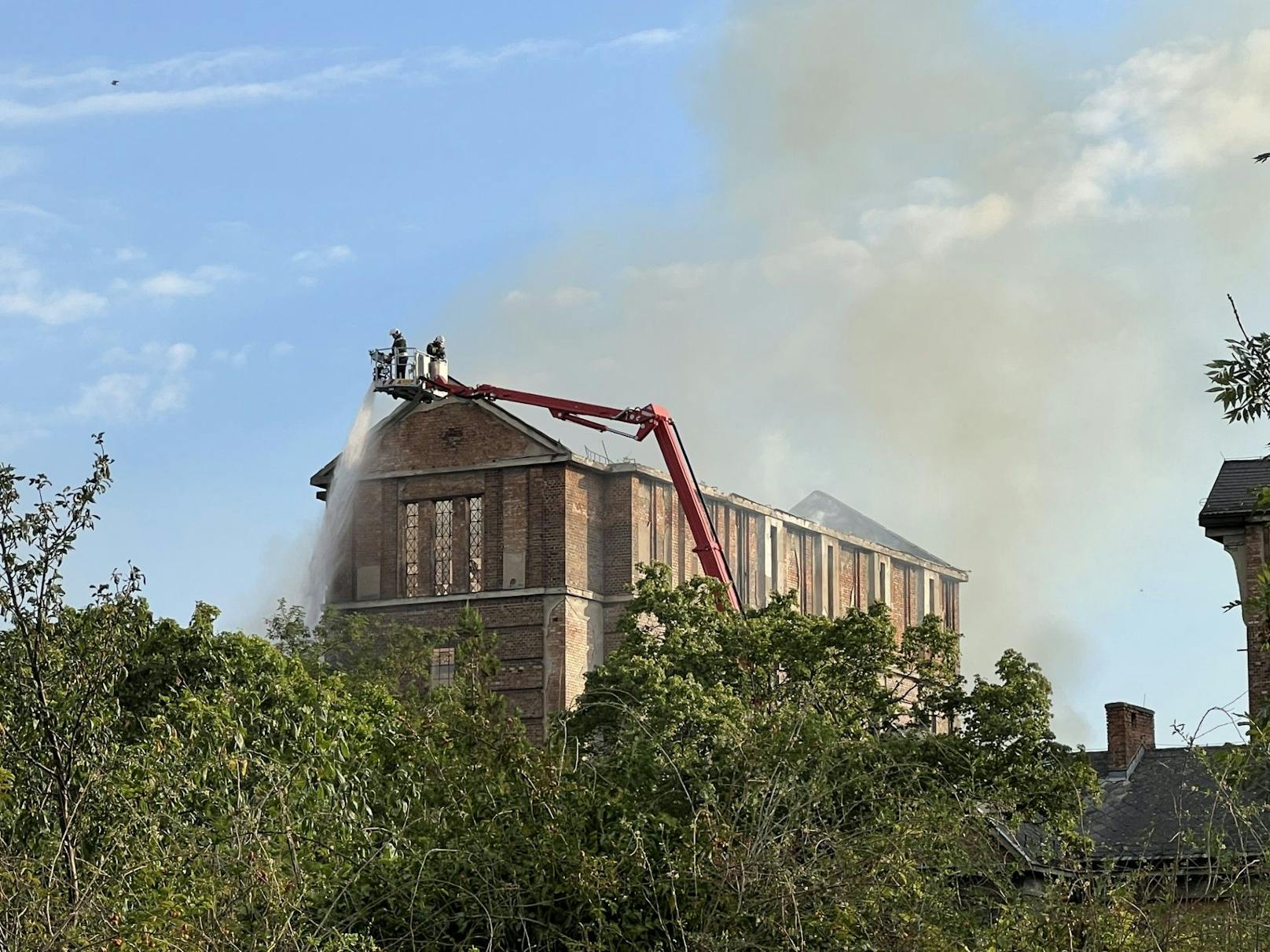 In einem ehemaligen Fabriksgebäude direkt an der Landesgrenze zu Wien ist es am Samstag in Schwechat zu einem Großbrand gekommen. Fünf Feuerwehren aus Niederösterreich sowie die Berufsfeuerwehr aus Wien sind im Einsatz.