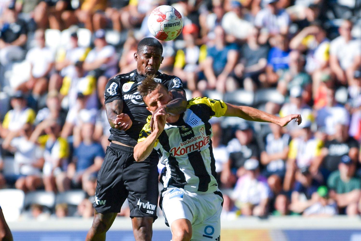 Altach-Ass Guastvo Santos im Duell mit dem LASK. 