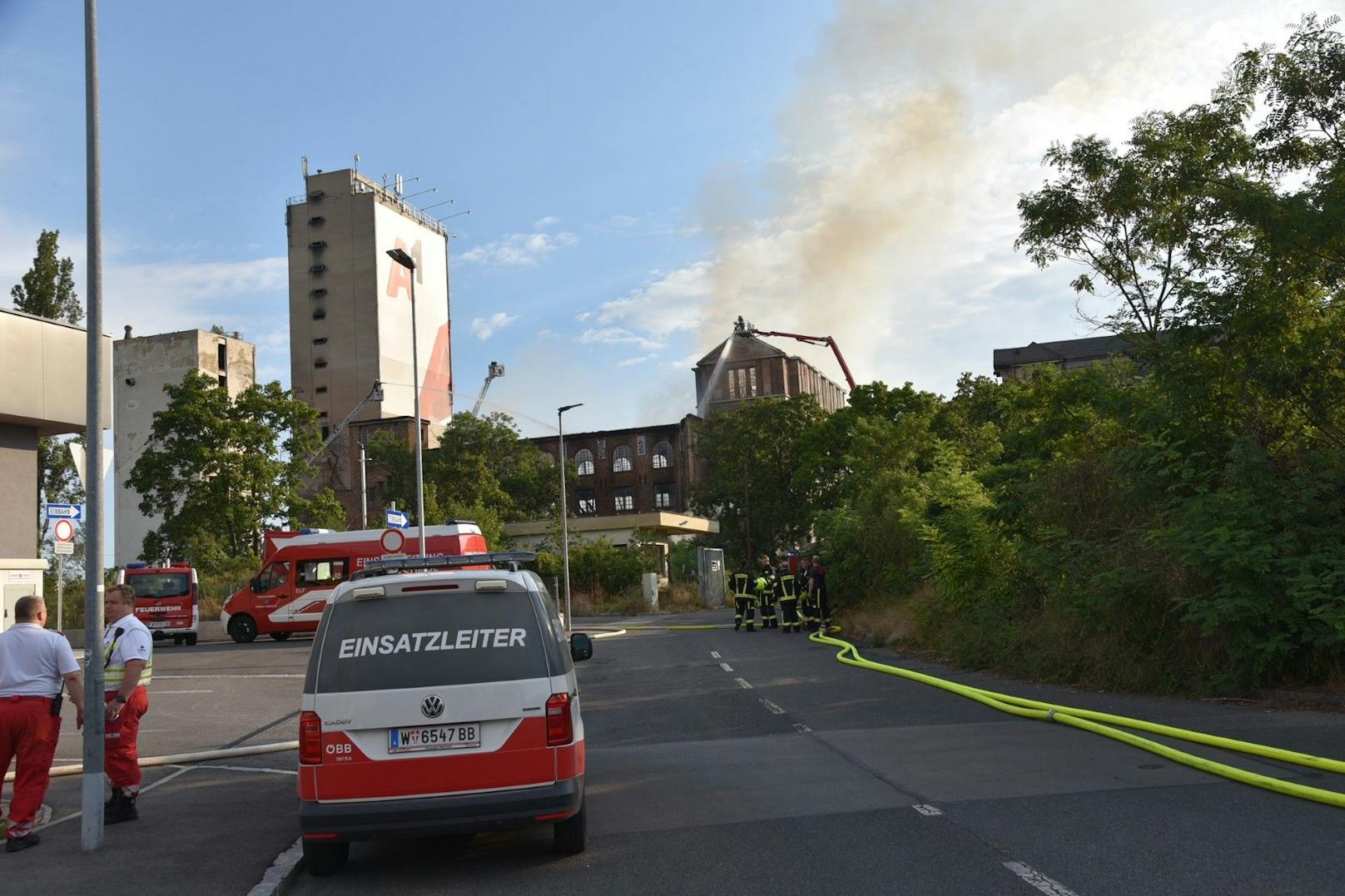 In einem ehemaligen Fabriksgebäude direkt an der Landesgrenze zu Wien ist es am Samstag in Schwechat zu einem Großbrand gekommen. Fünf Feuerwehren aus Niederösterreich sowie die Berufsfeuerwehr aus Wien sind im Einsatz.