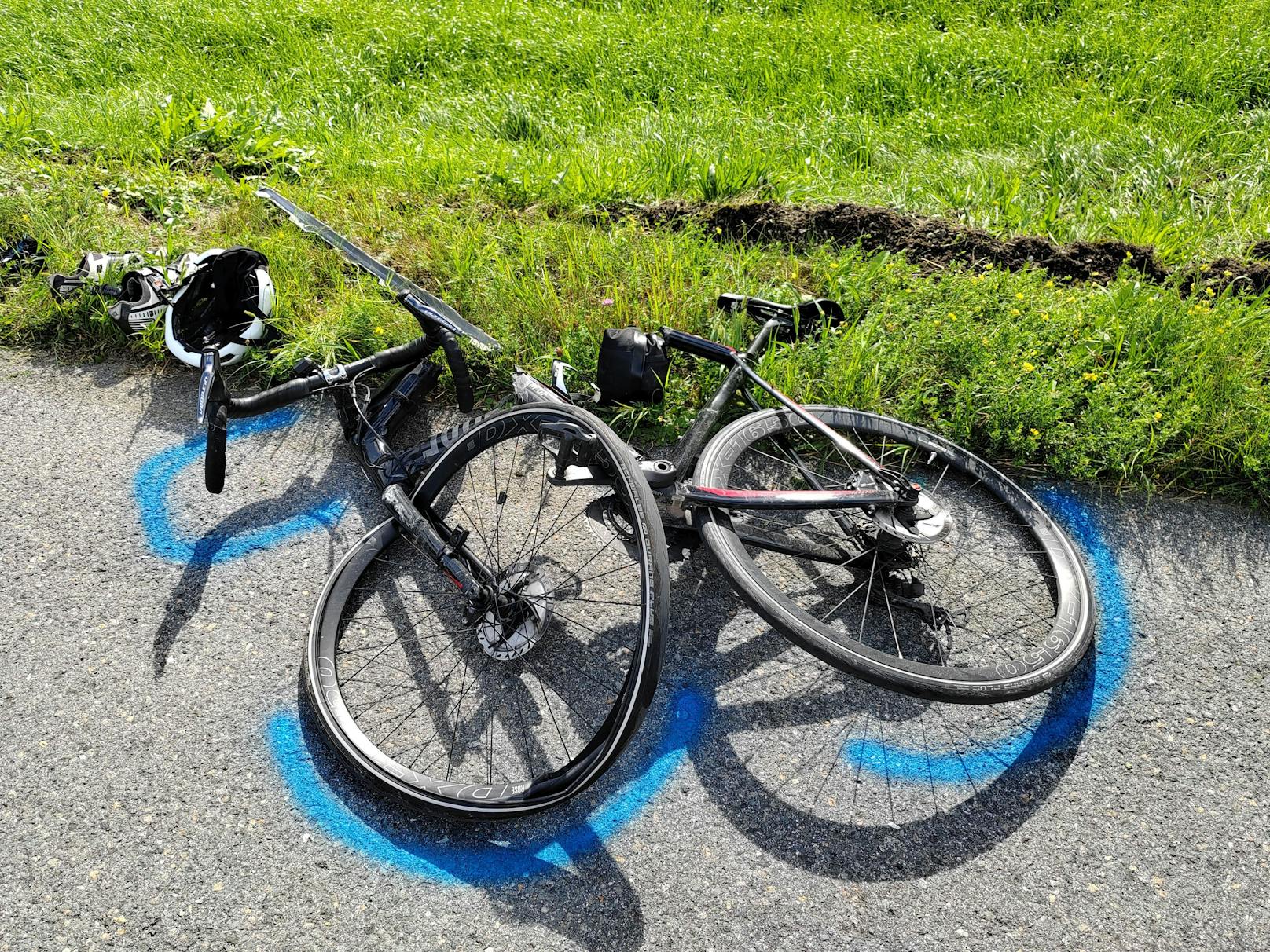 Dabei touchierte sie die rechte Leitschiene und das Fahrzeug geriet ins Schlingern. In der Folge stieß sie mit einem entgegenkommenden Rennradfahrer frontal zusammen.