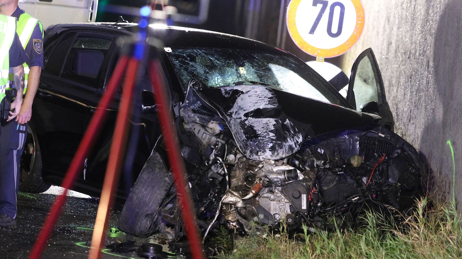 Drei teils Schwerverletzte hat in der Nacht auf Samstag ein schwerer Verkehrsunfall auf der B1 Wiener Straße in Pasching beziehungsweise Traun (Bezirk Linz-Land) gefordert.