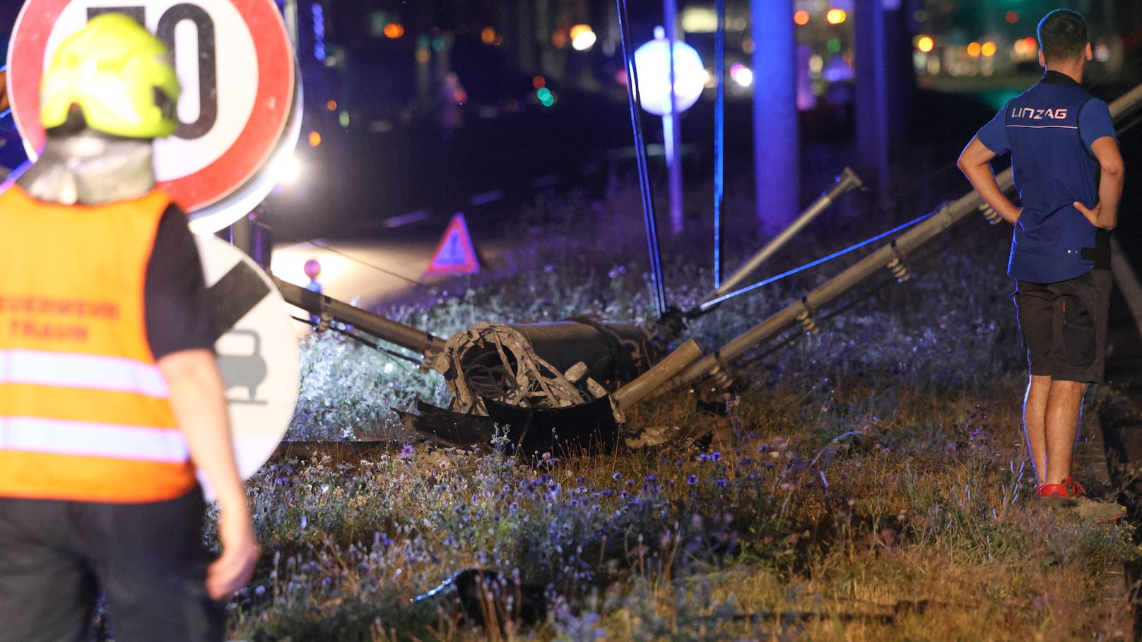 Drei teils Schwerverletzte hat in der Nacht auf Samstag ein schwerer Verkehrsunfall auf der B1 Wiener Straße in Pasching beziehungsweise Traun (Bezirk Linz-Land) gefordert.