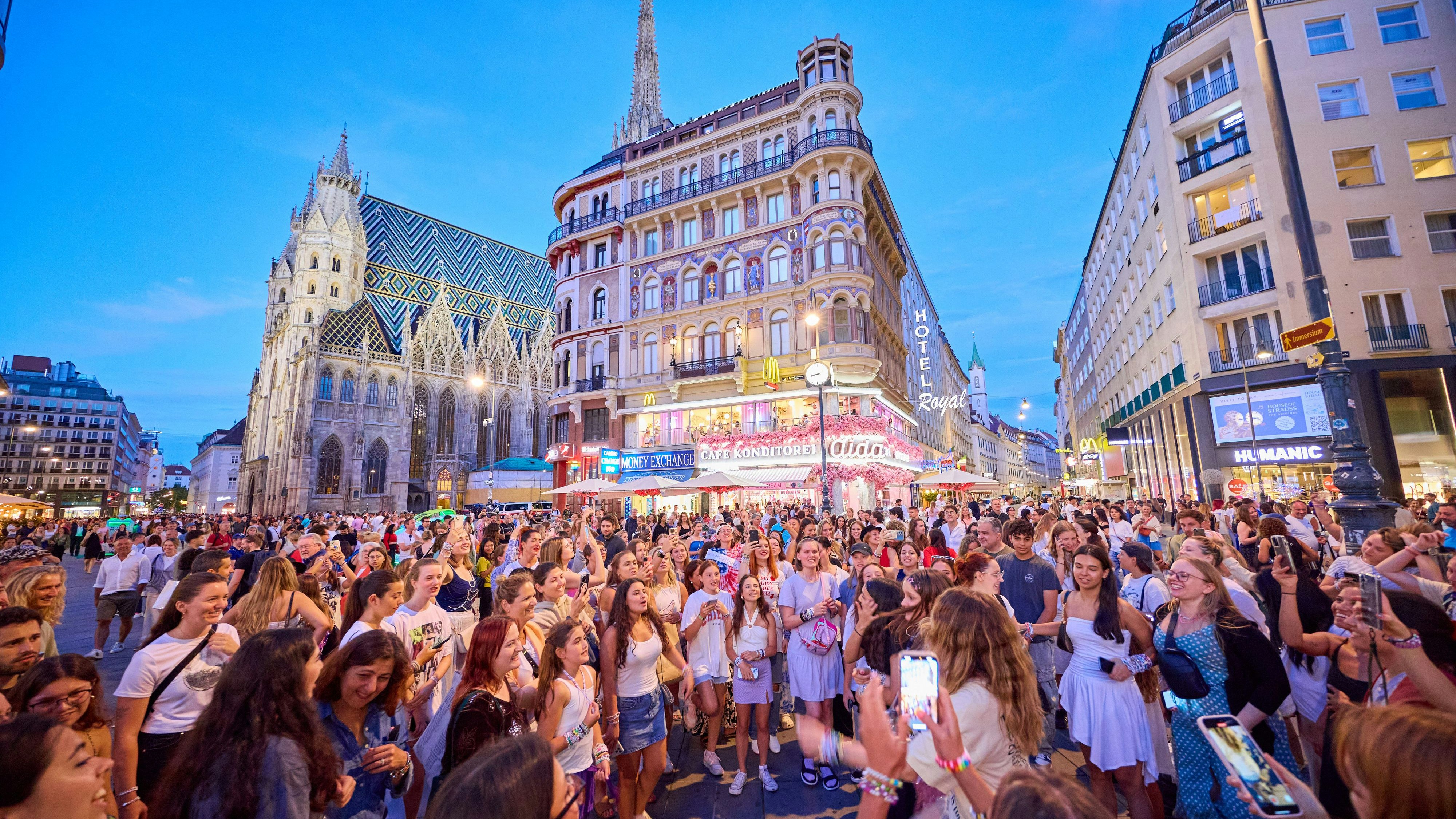 Dann machen wir uns die Party halt selbst: Am Wiener Stephansplatz versammelten sich Tausende Swifties