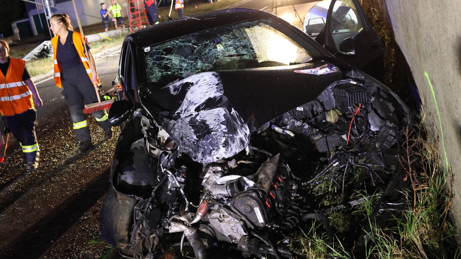 Drei teils Schwerverletzte hat in der Nacht auf Samstag ein schwerer Verkehrsunfall auf der B1 Wiener Straße in Pasching beziehungsweise Traun (Bezirk Linz-Land) gefordert.