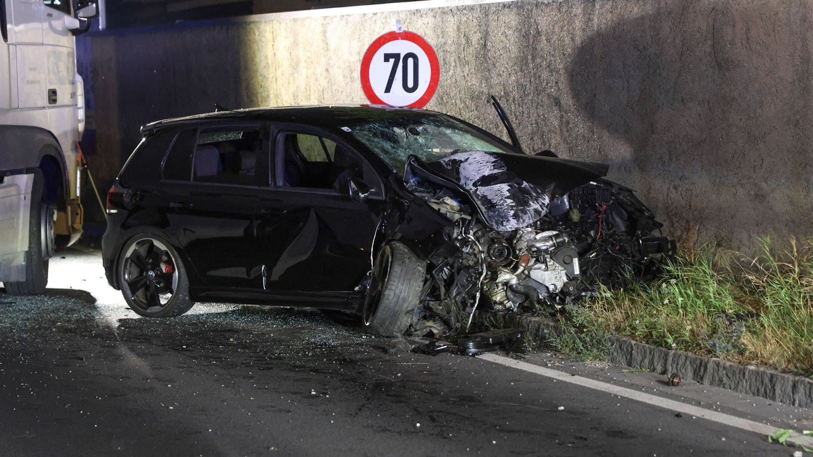 Drei teils Schwerverletzte hat in der Nacht auf Samstag ein schwerer Verkehrsunfall auf der B1 Wiener Straße in Pasching beziehungsweise Traun (Bezirk Linz-Land) gefordert.