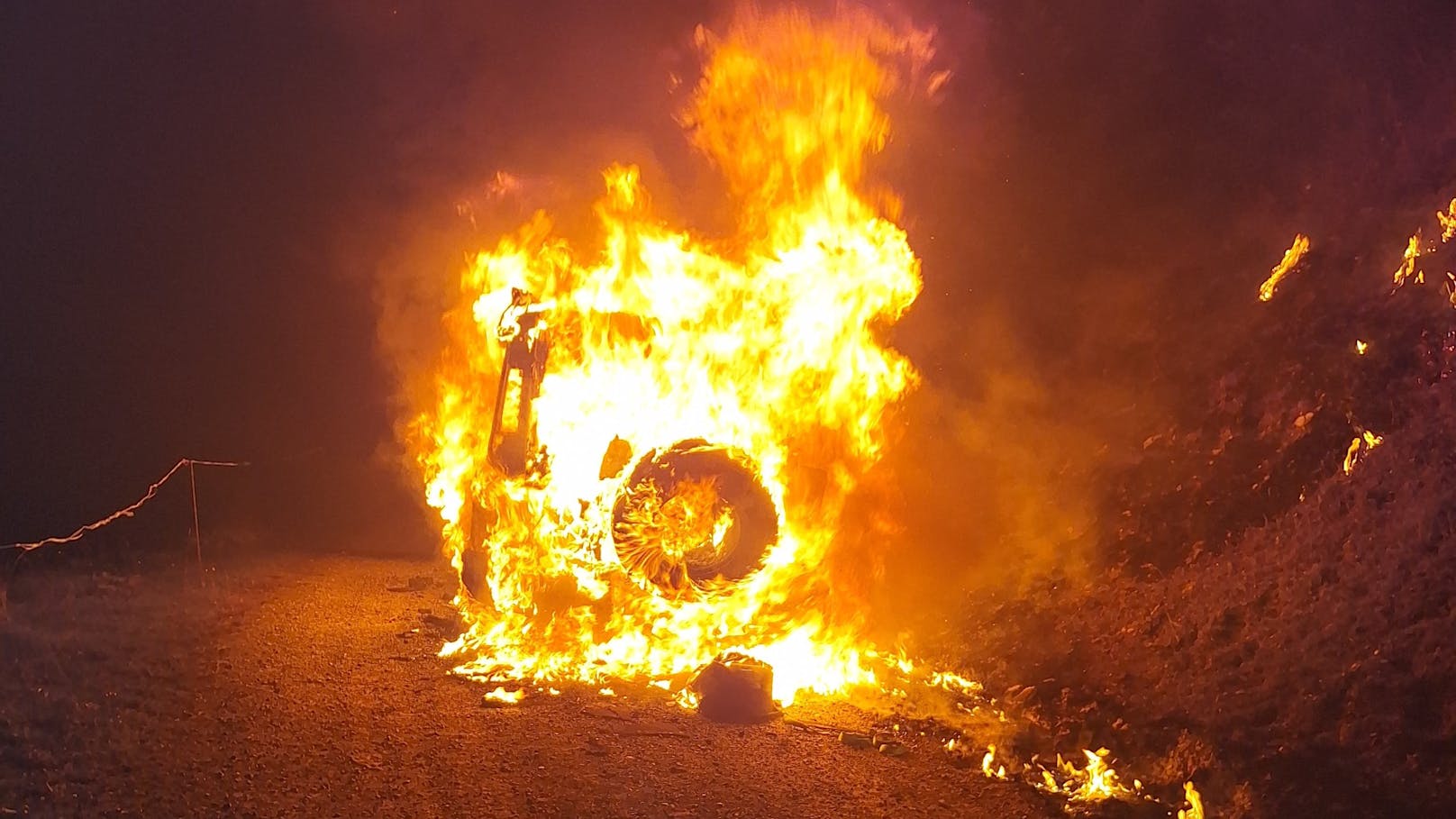 Mann springt noch aus Auto, dann steht es in Flammen