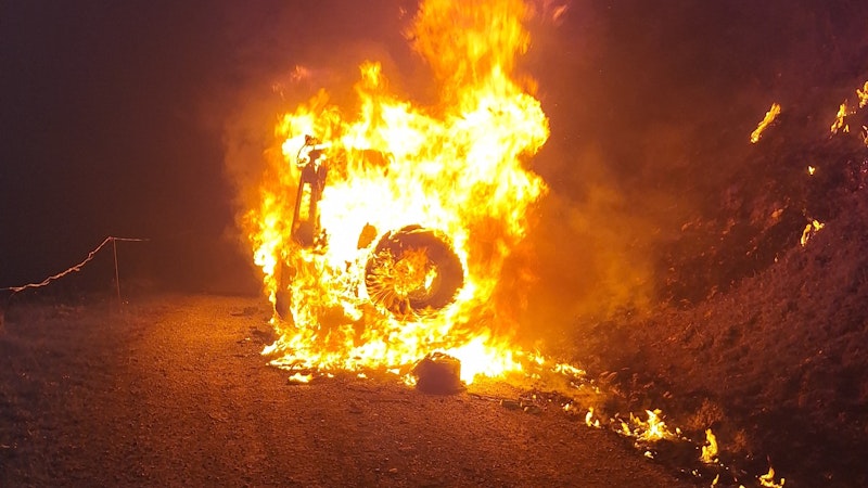 Am Freitag gegen 20:54 Uhr lenkte ein 77-jähriger Deutscher einen Geländewagen auf dem Forstweg zur Saukasten-Hochalm bergwärts, als er starke Rauchentwicklung aus dem Motorraum wahrnahm.