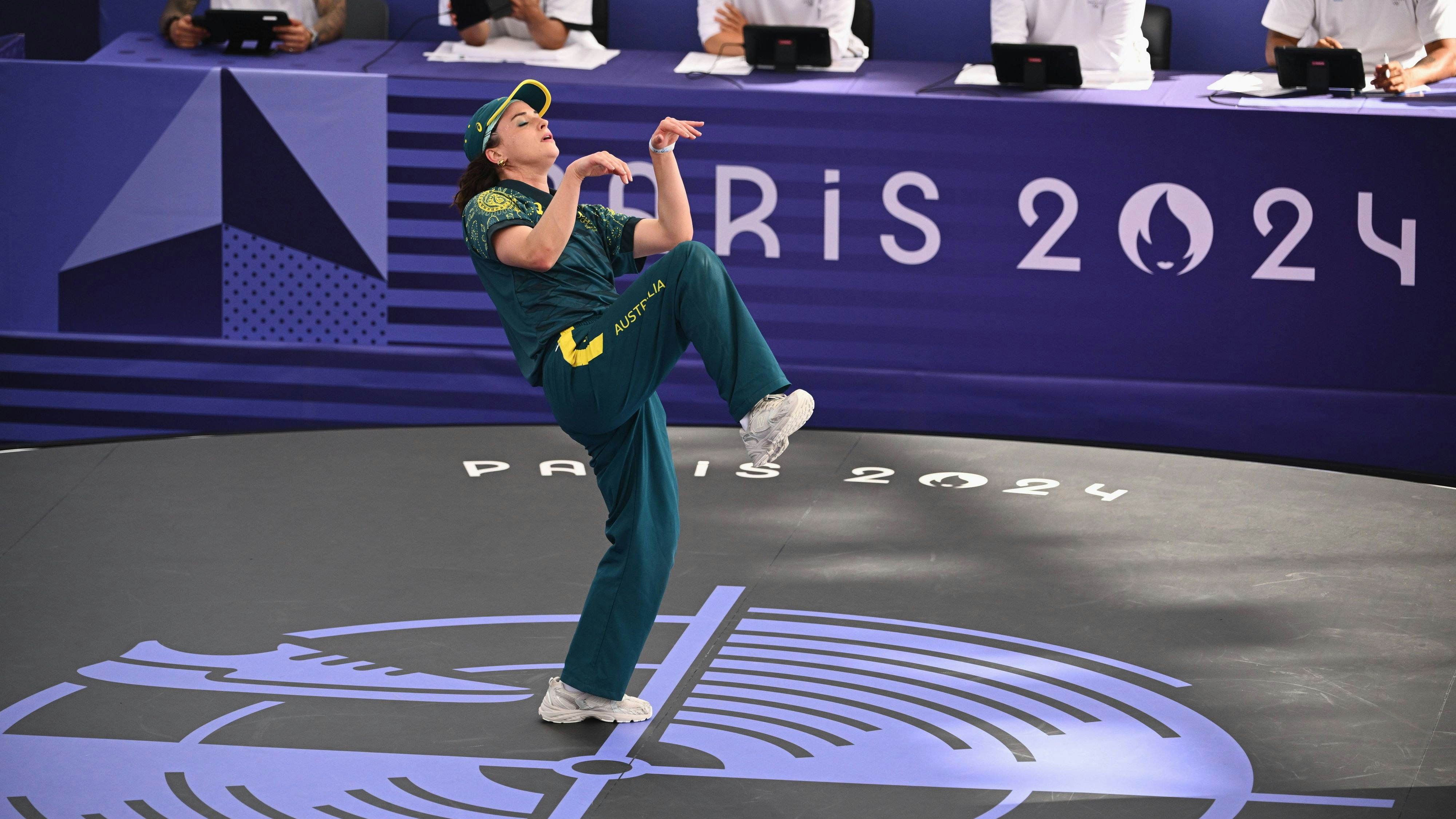 Die australische Breakerin Raygun zeigte äußert kuriose Tanzschritte. 