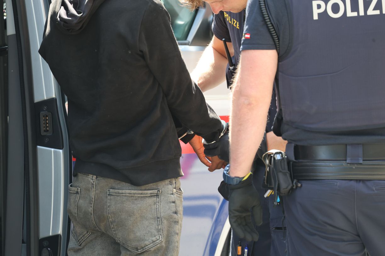 Für die drei illegalen Einwanderer klickten die Handschellen. (Symbolbild)