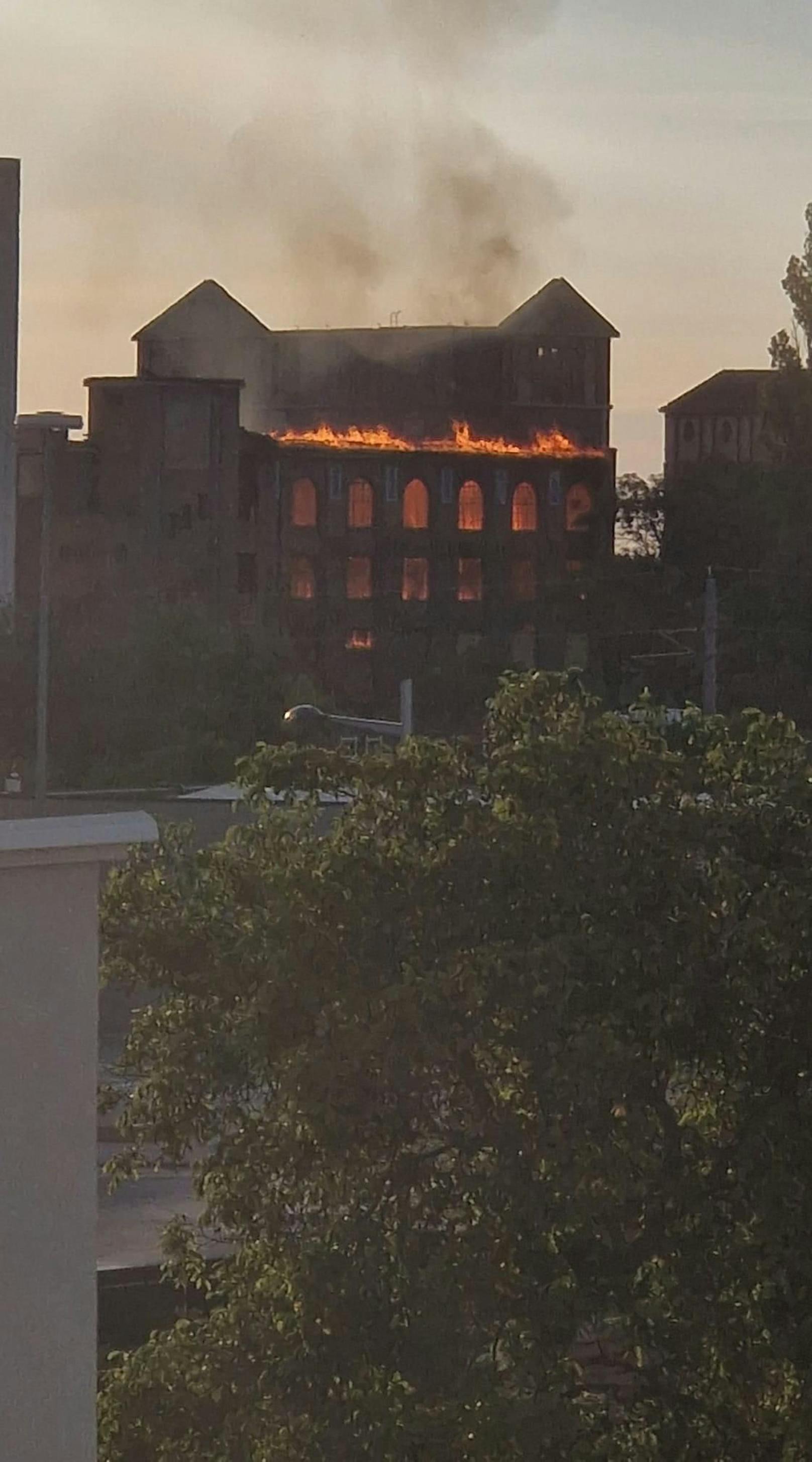 In einem ehemaligen Fabriksgebäude direkt an der Landesgrenze zu Wien ist es am Samstag in Schwechat zu einem Großbrand gekommen. Fünf Feuerwehren aus Niederösterreich sowie die Berufsfeuerwehr aus Wien sind im Einsatz.