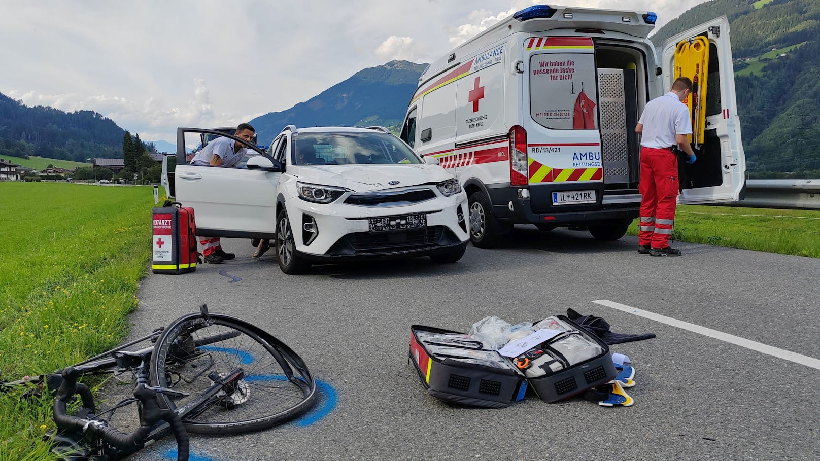 Alko-Lenkerin verliert Kontrolle und erfasst Radfahrer