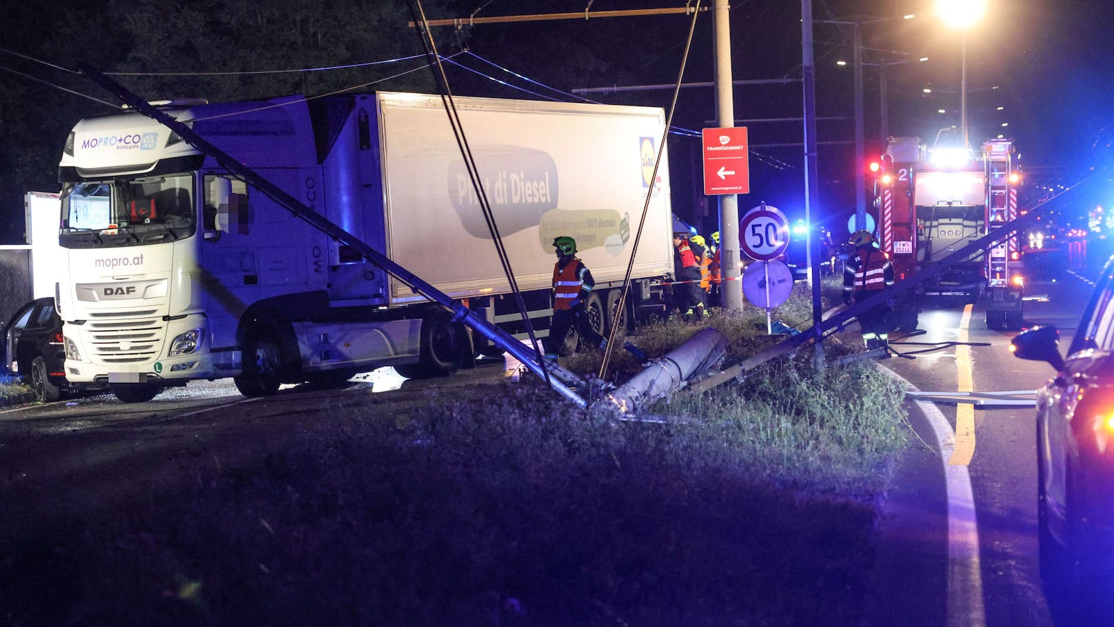 Drei teils Schwerverletzte hat in der Nacht auf Samstag ein schwerer Verkehrsunfall auf der B1 Wiener Straße in Pasching beziehungsweise Traun (Bezirk Linz-Land) gefordert.