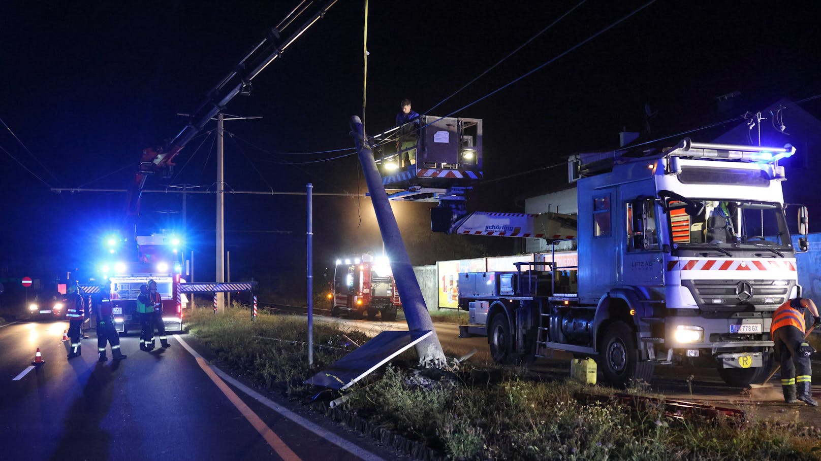 Drei teils Schwerverletzte hat in der Nacht auf Samstag ein schwerer Verkehrsunfall auf der B1 Wiener Straße in Pasching beziehungsweise Traun (Bezirk Linz-Land) gefordert.