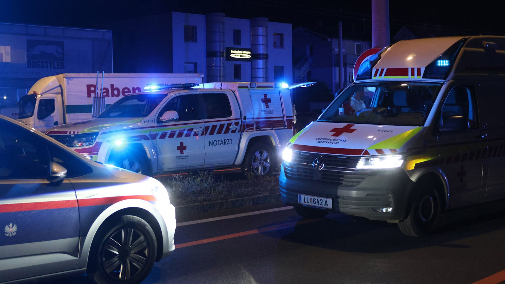 Drei teils Schwerverletzte hat in der Nacht auf Samstag ein schwerer Verkehrsunfall auf der B1 Wiener Straße in Pasching beziehungsweise Traun (Bezirk Linz-Land) gefordert.