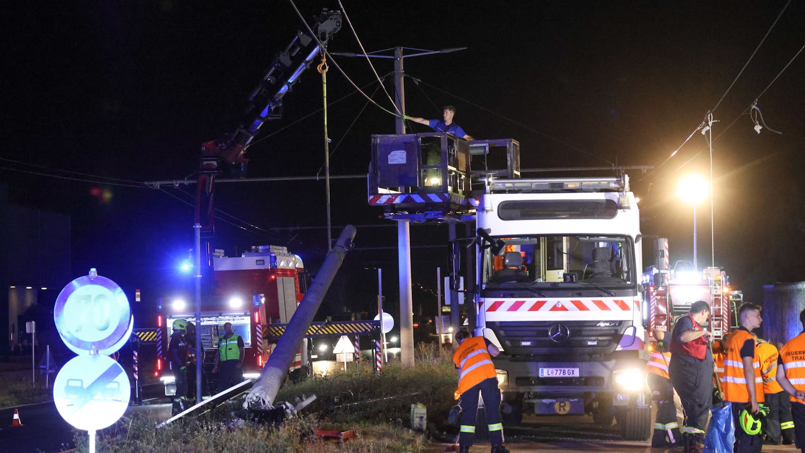 Drei teils Schwerverletzte hat in der Nacht auf Samstag ein schwerer Verkehrsunfall auf der B1 Wiener Straße in Pasching beziehungsweise Traun (Bezirk Linz-Land) gefordert.