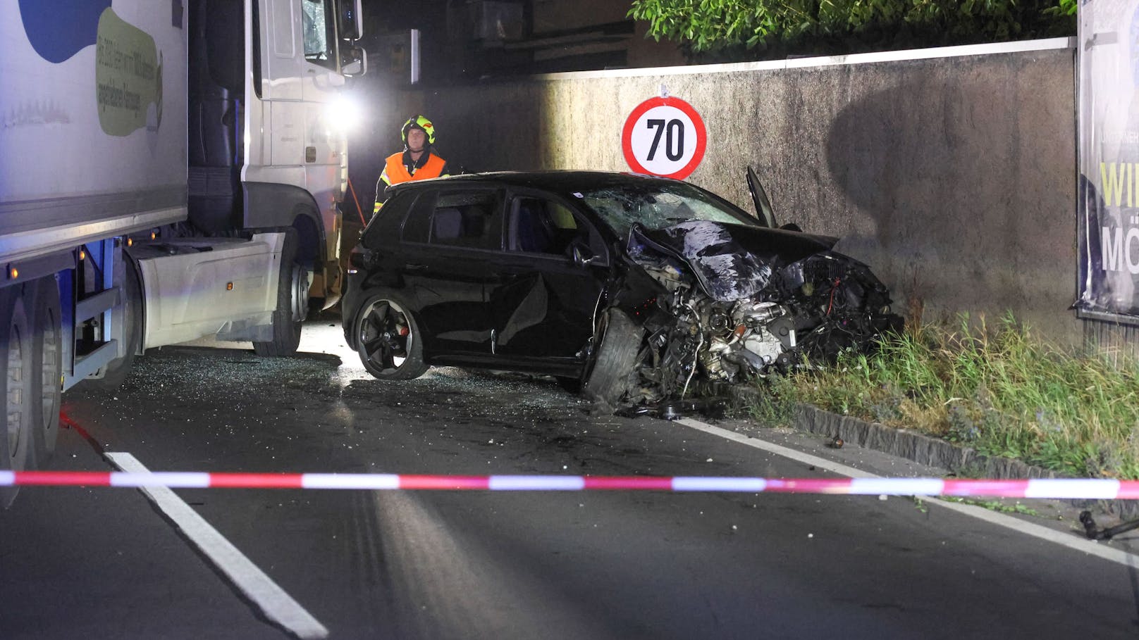 Drei teils Schwerverletzte hat in der Nacht auf Samstag ein schwerer Verkehrsunfall auf der B1 Wiener Straße in Pasching beziehungsweise Traun (Bezirk Linz-Land) gefordert.