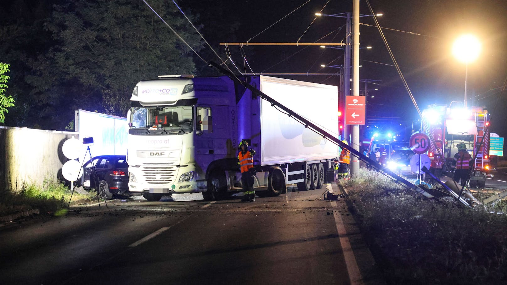 Drei teils Schwerverletzte hat in der Nacht auf Samstag ein schwerer Verkehrsunfall auf der B1 Wiener Straße in Pasching beziehungsweise Traun (Bezirk Linz-Land) gefordert.