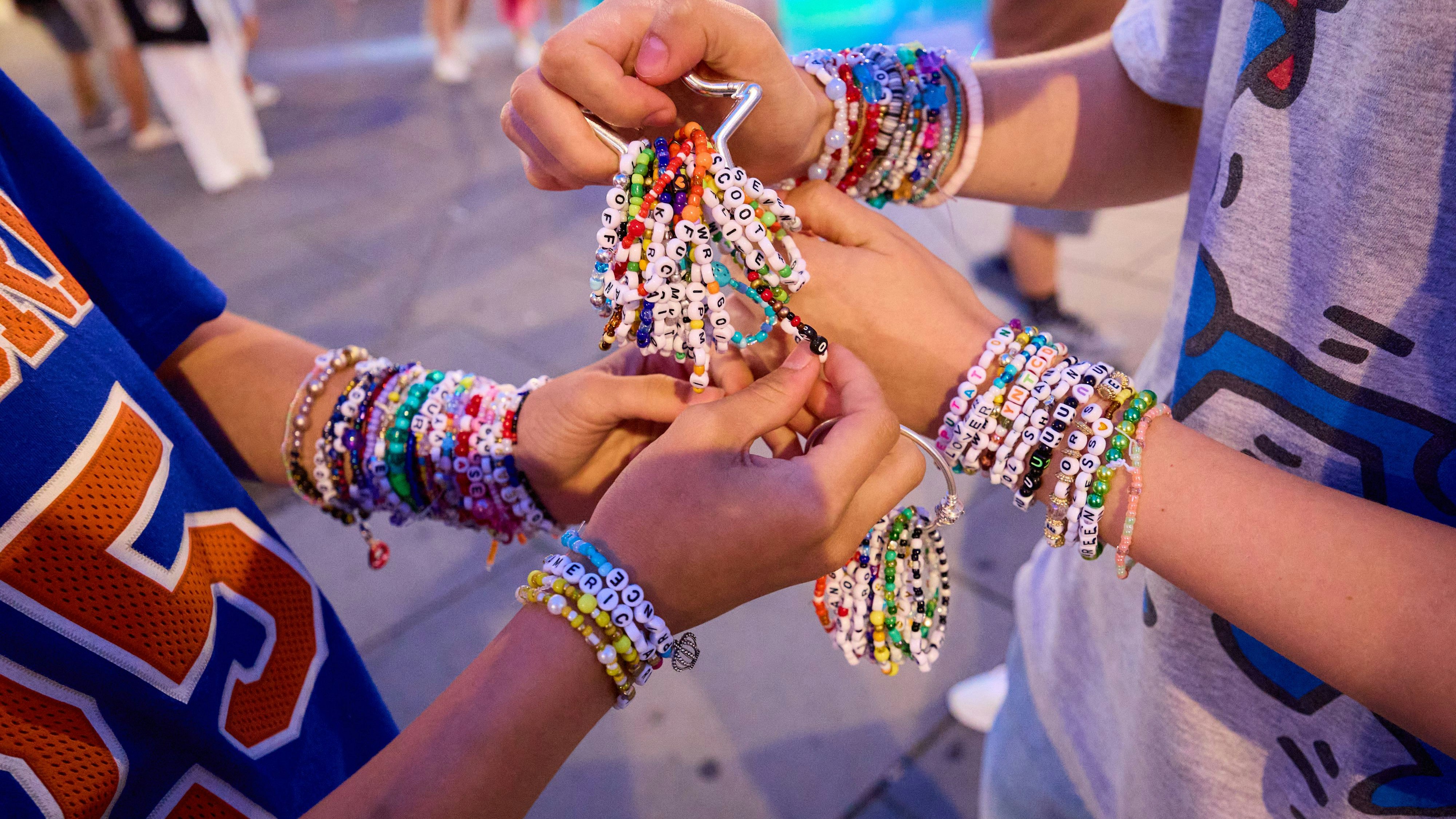 "Friendship Bracelets" wurden getauscht wie früher Panini-Pickerln, einkleben musste man sie nicht