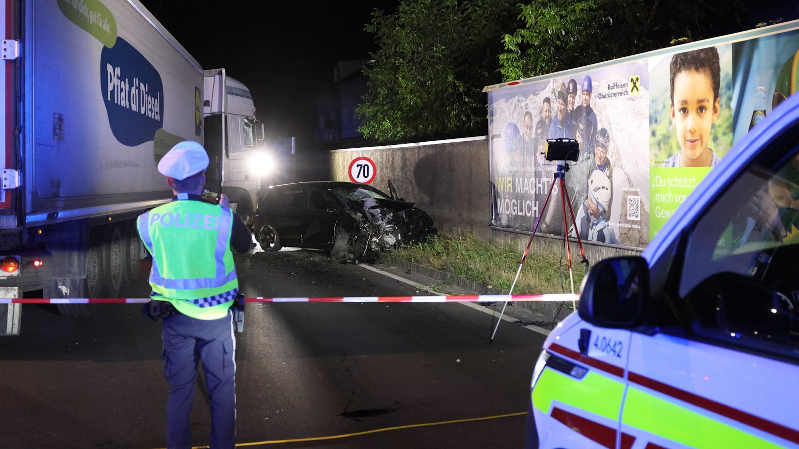 Drei teils Schwerverletzte hat in der Nacht auf Samstag ein schwerer Verkehrsunfall auf der B1 Wiener Straße in Pasching beziehungsweise Traun (Bezirk Linz-Land) gefordert.