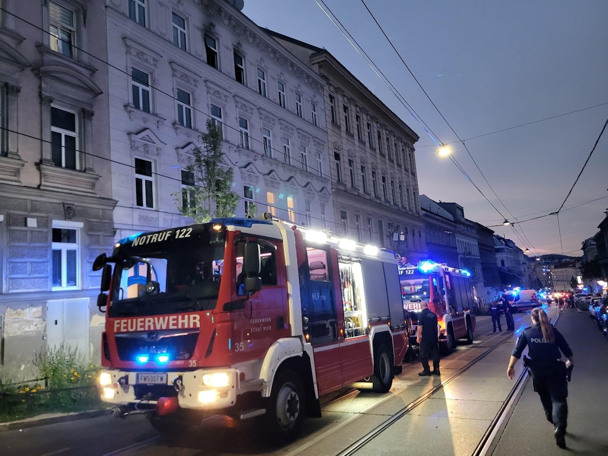 Zimmerbrand mit Menschenrettung in der Panikengasse. 