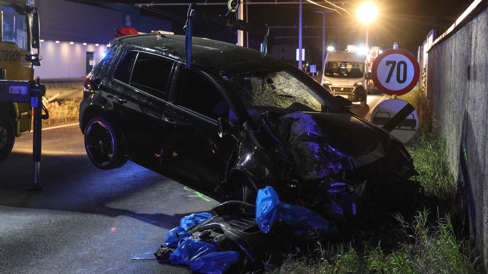 Drei teils Schwerverletzte hat in der Nacht auf Samstag ein schwerer Verkehrsunfall auf der B1 Wiener Straße in Pasching beziehungsweise Traun (Bezirk Linz-Land) gefordert.