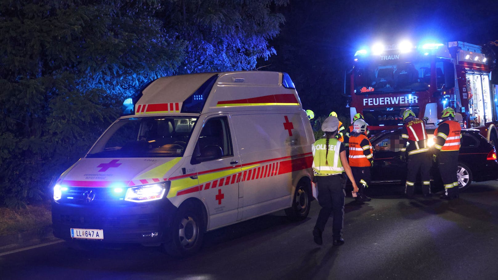 Drei teils Schwerverletzte hat in der Nacht auf Samstag ein schwerer Verkehrsunfall auf der B1 Wiener Straße in Pasching beziehungsweise Traun (Bezirk Linz-Land) gefordert.