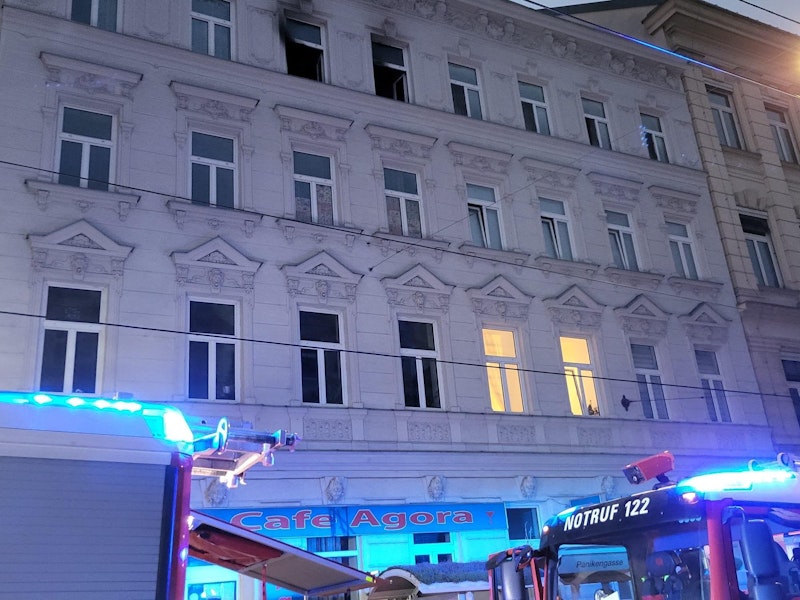 Zimmerbrand mit Menschenrettung in der Panikengasse. 