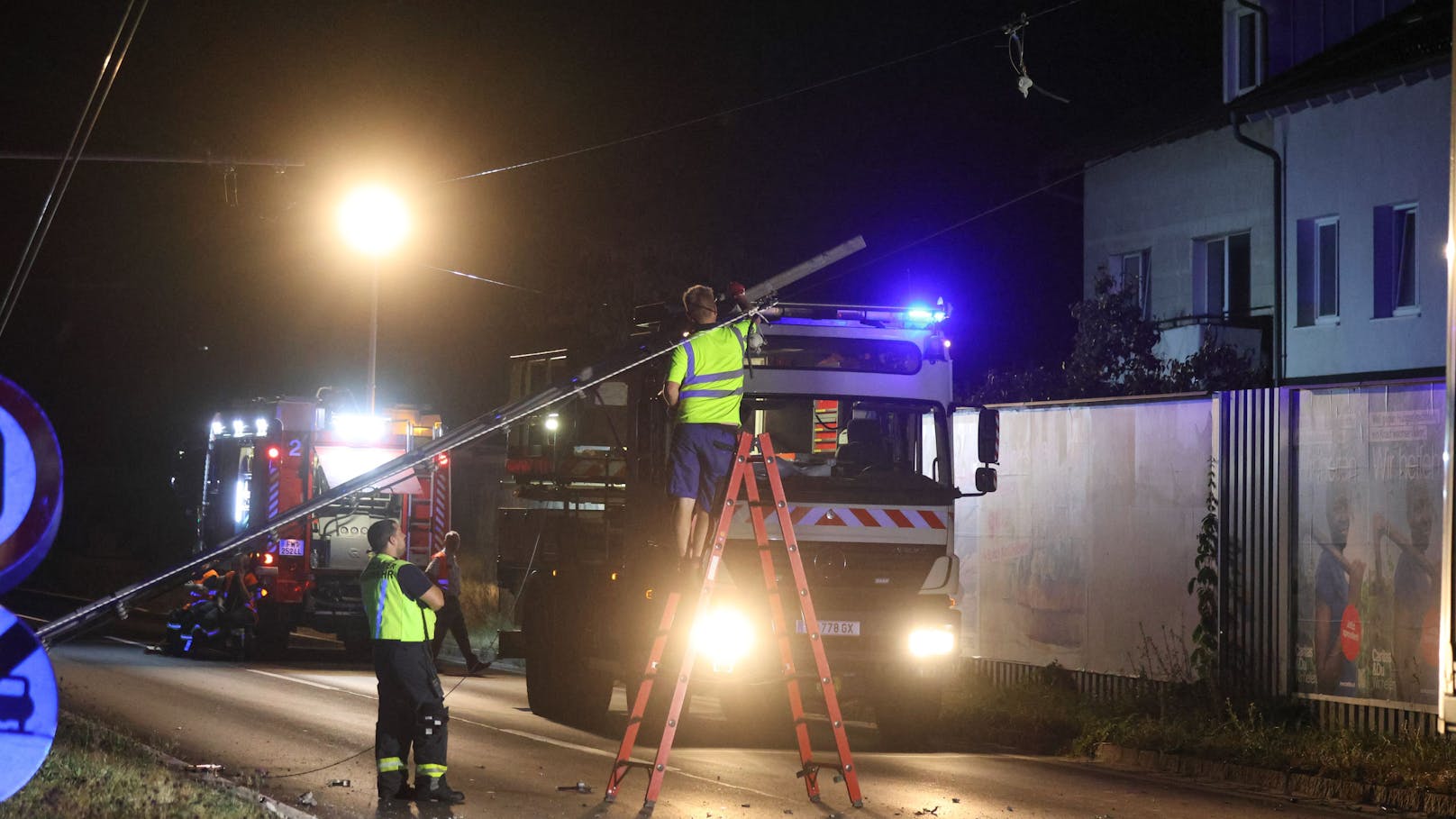 Drei teils Schwerverletzte hat in der Nacht auf Samstag ein schwerer Verkehrsunfall auf der B1 Wiener Straße in Pasching beziehungsweise Traun (Bezirk Linz-Land) gefordert.