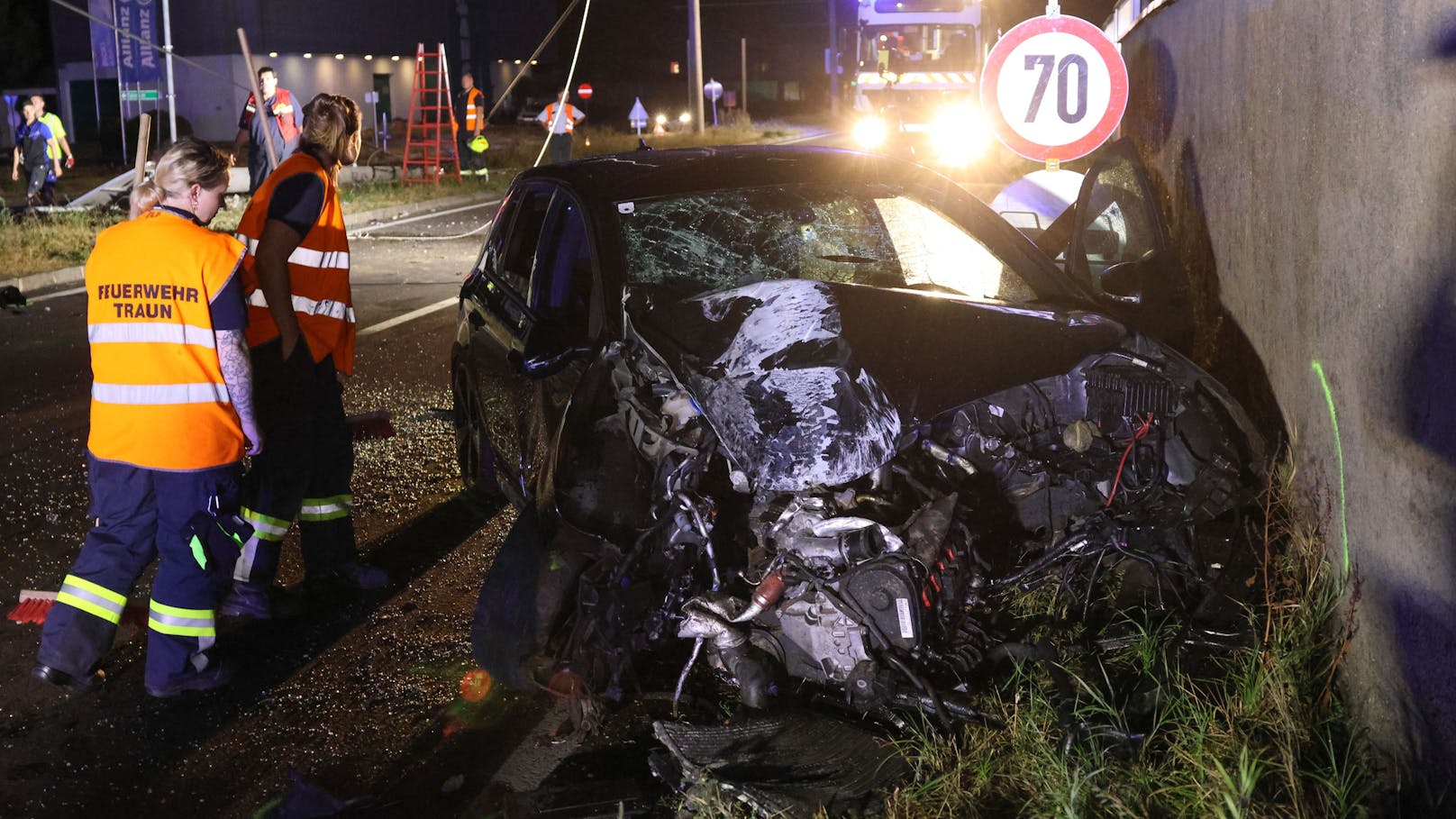 Drei teils Schwerverletzte hat in der Nacht auf Samstag ein schwerer Verkehrsunfall auf der B1 Wiener Straße in Pasching beziehungsweise Traun (Bezirk Linz-Land) gefordert.