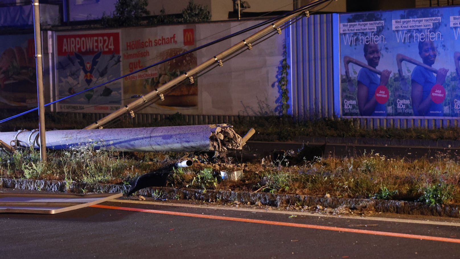 Drei teils Schwerverletzte hat in der Nacht auf Samstag ein schwerer Verkehrsunfall auf der B1 Wiener Straße in Pasching beziehungsweise Traun (Bezirk Linz-Land) gefordert.