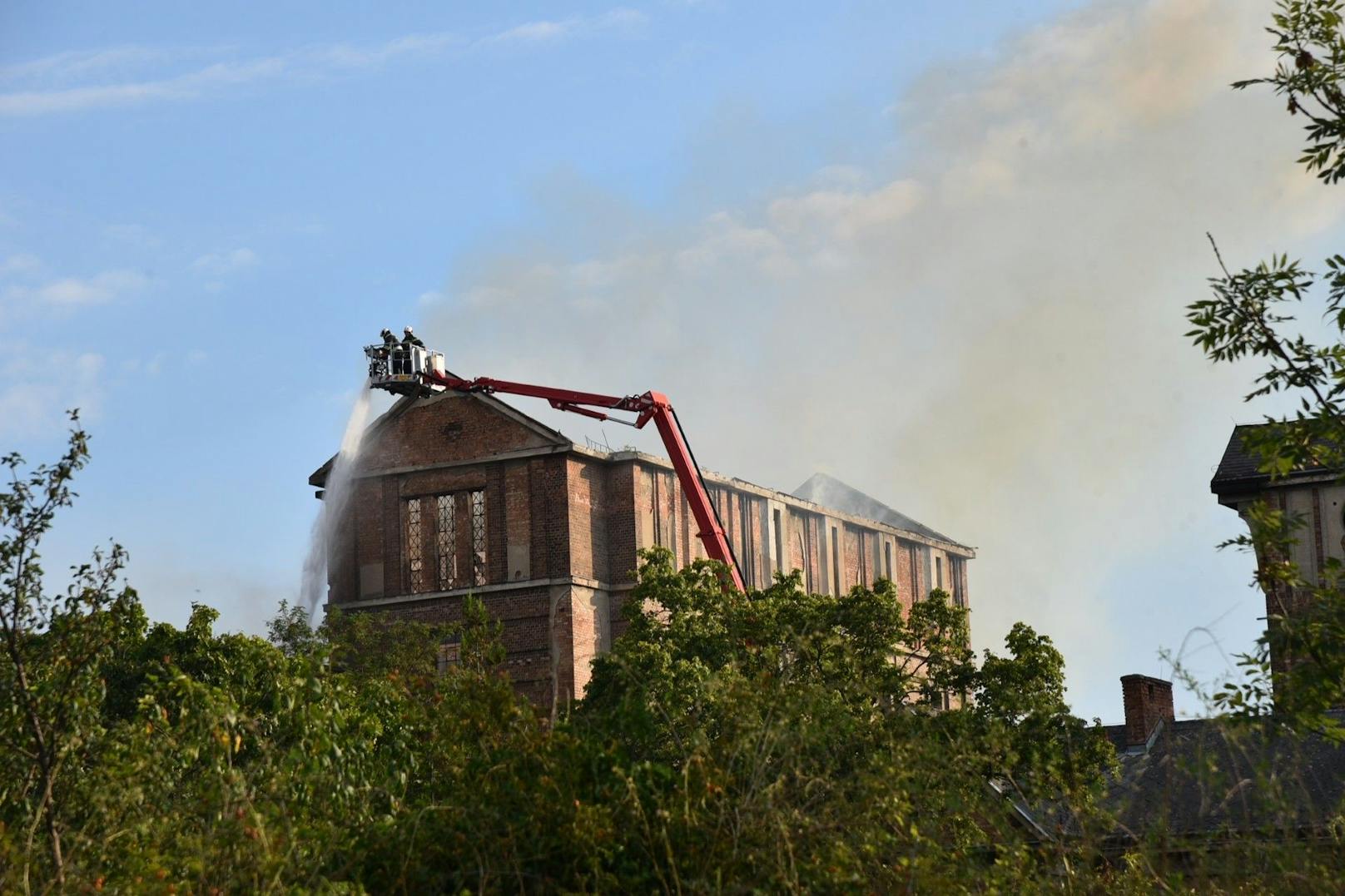 In einem ehemaligen Fabriksgebäude direkt an der Landesgrenze zu Wien ist es am Samstag in Schwechat zu einem Großbrand gekommen. Fünf Feuerwehren aus Niederösterreich sowie die Berufsfeuerwehr aus Wien sind im Einsatz.