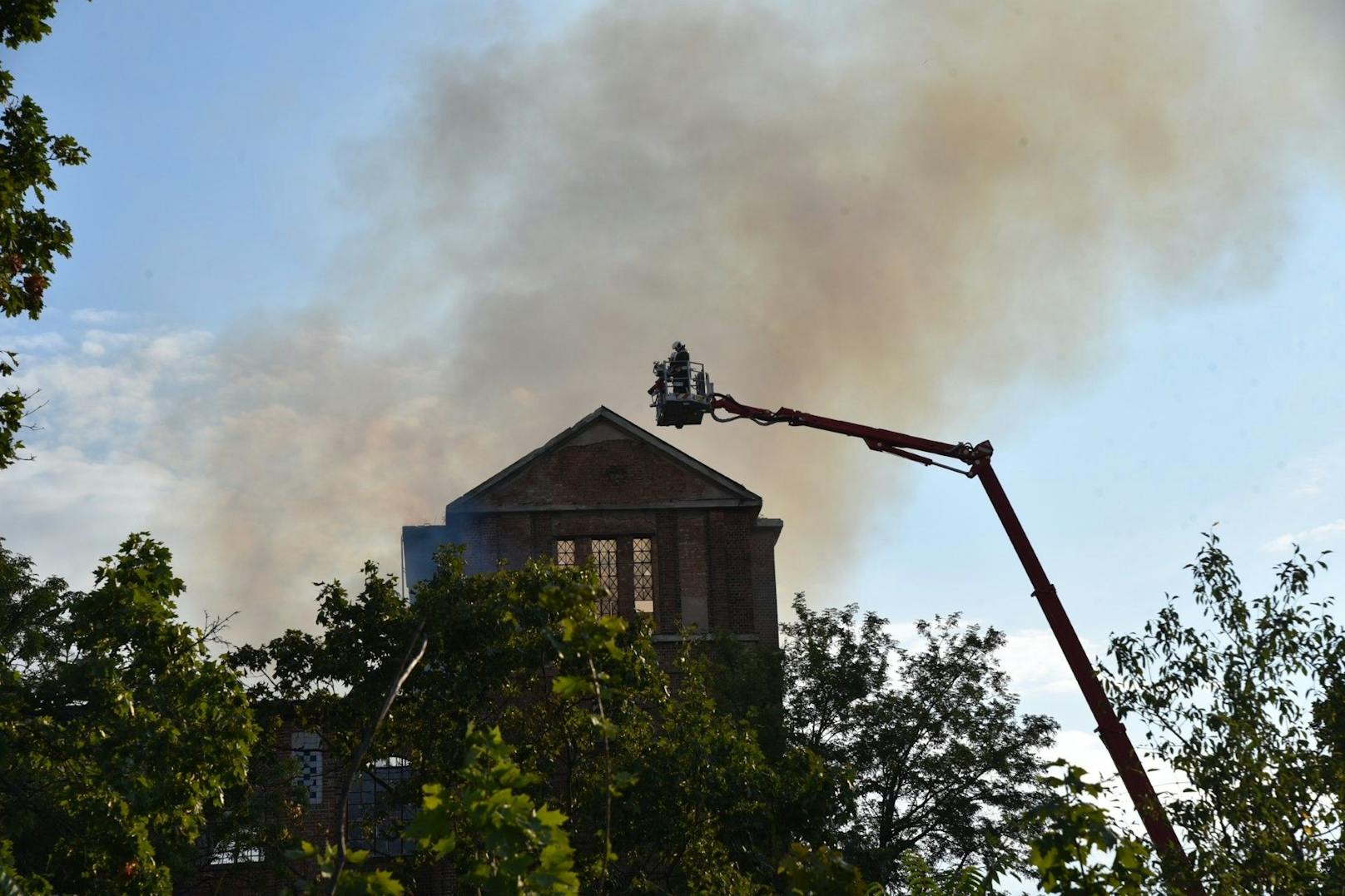 In einem ehemaligen Fabriksgebäude direkt an der Landesgrenze zu Wien ist es am Samstag in Schwechat zu einem Großbrand gekommen. Fünf Feuerwehren aus Niederösterreich sowie die Berufsfeuerwehr aus Wien sind im Einsatz.