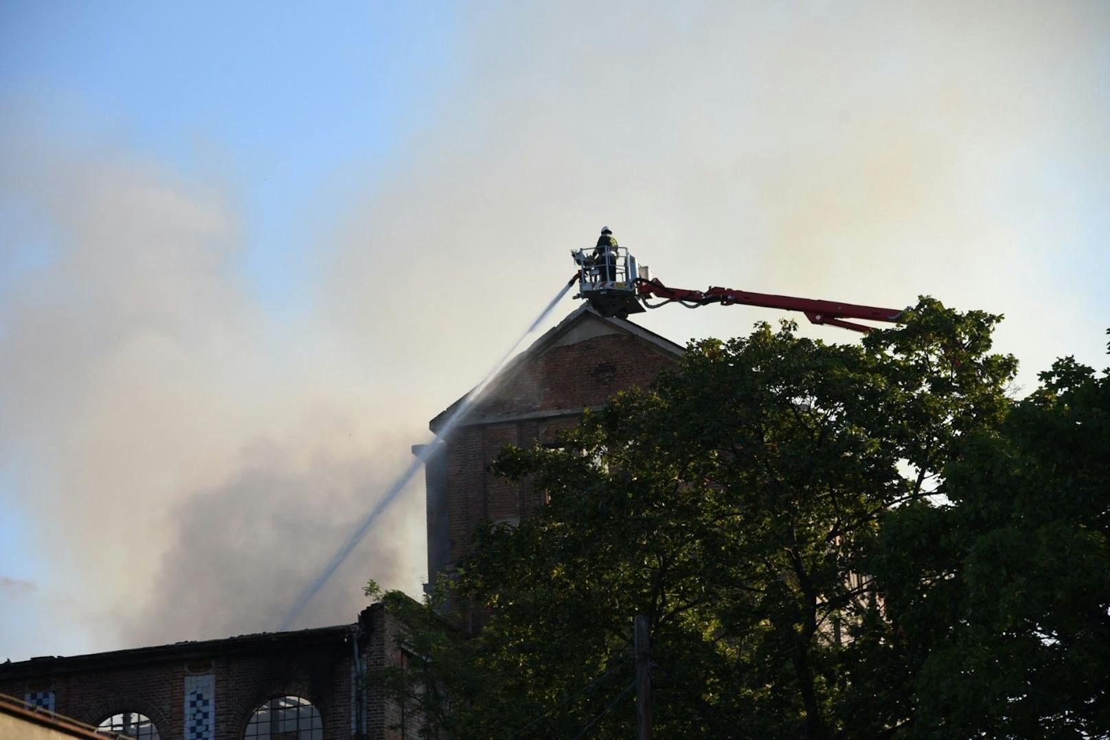 In einem ehemaligen Fabriksgebäude direkt an der Landesgrenze zu Wien ist es am Samstag in Schwechat zu einem Großbrand gekommen. Fünf Feuerwehren aus Niederösterreich sowie die Berufsfeuerwehr aus Wien sind im Einsatz.