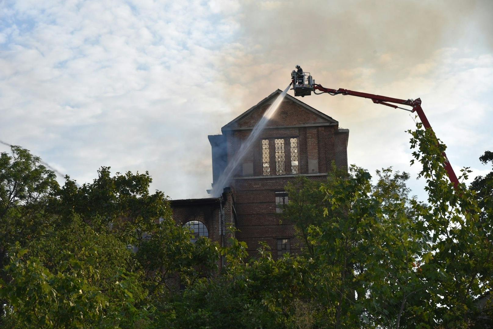 In einem ehemaligen Fabriksgebäude direkt an der Landesgrenze zu Wien ist es am Samstag in Schwechat zu einem Großbrand gekommen. Fünf Feuerwehren aus Niederösterreich sowie die Berufsfeuerwehr aus Wien sind im Einsatz.