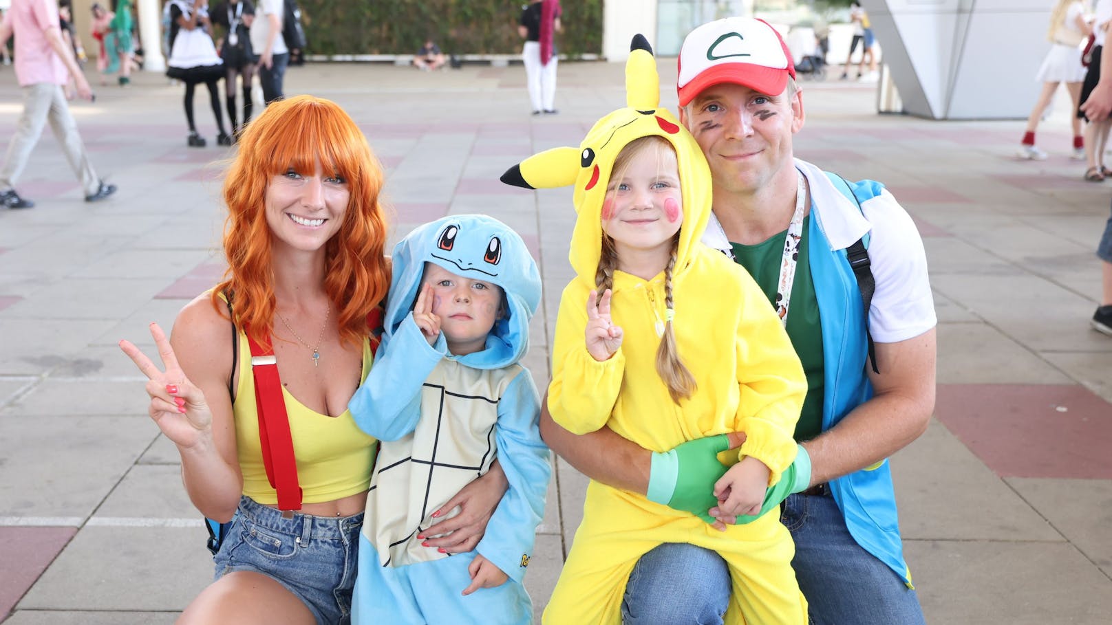 Familie Pokémon mit Misty (LI), Shiggy (Mitte LI), Pikatuch (Mitte RE) und Ash (RE).&nbsp; "Kinder mögen Pokémon", heißt es seitens der Eltern.