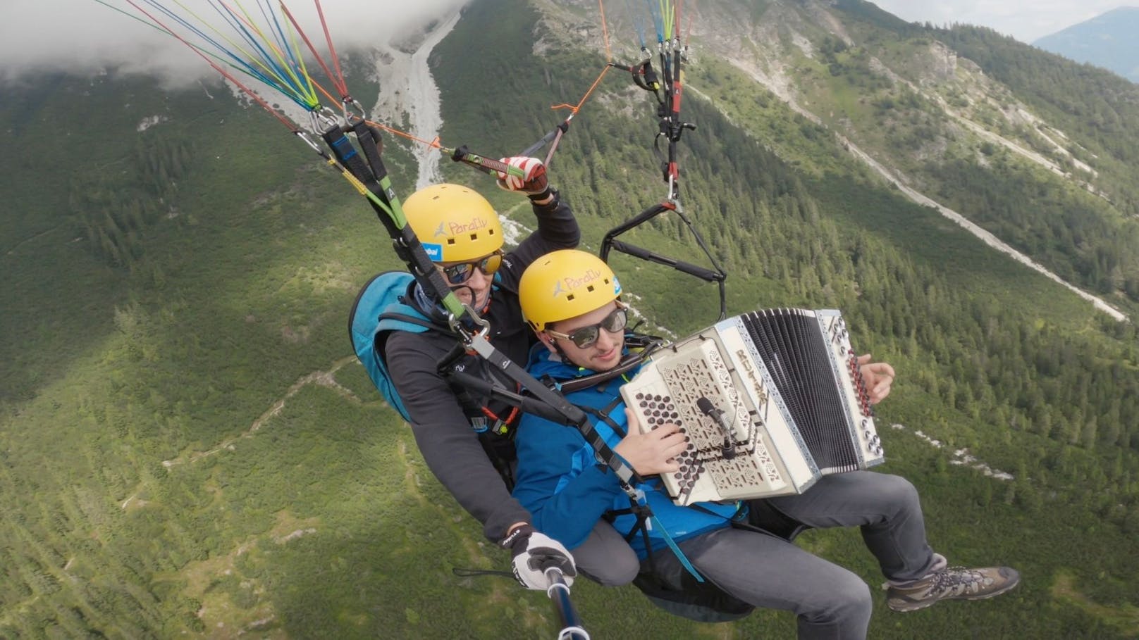 Marco Spiegl landet mit Paragleiter bei Fantreffen