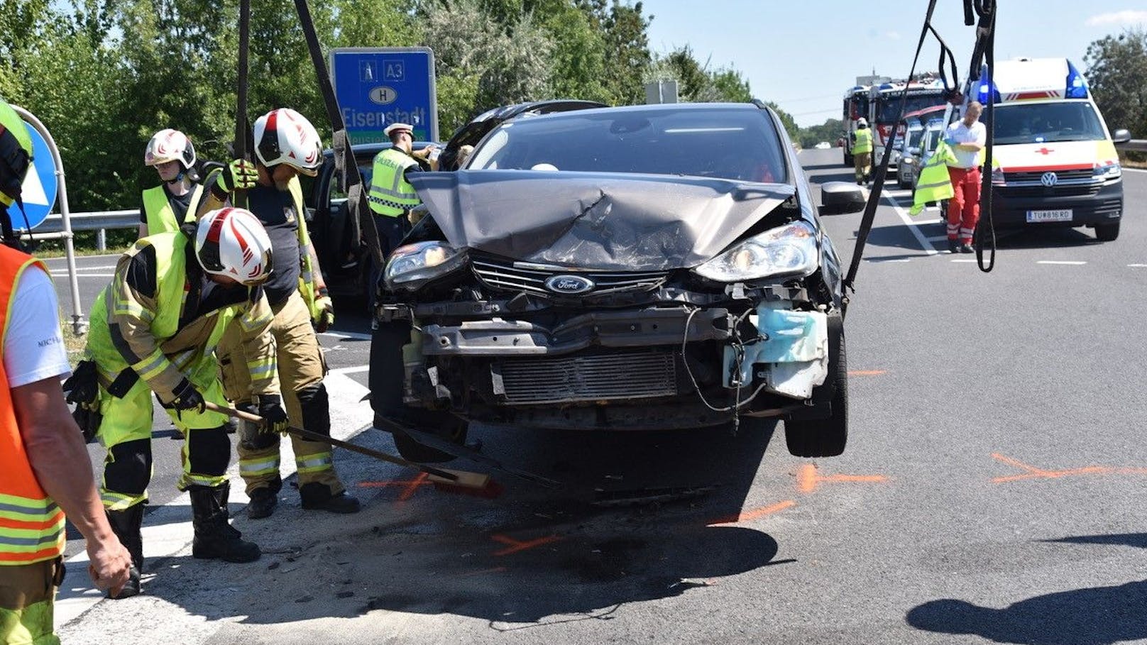 Der Unfall forderte zum Glück nur zwei leicht Verletzte. Die Kinder kamen ohne Verletzungen davon.