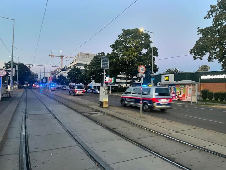 Einsatzfahrzeuge der Wiener Polizei in der Wiener Donaustadt.