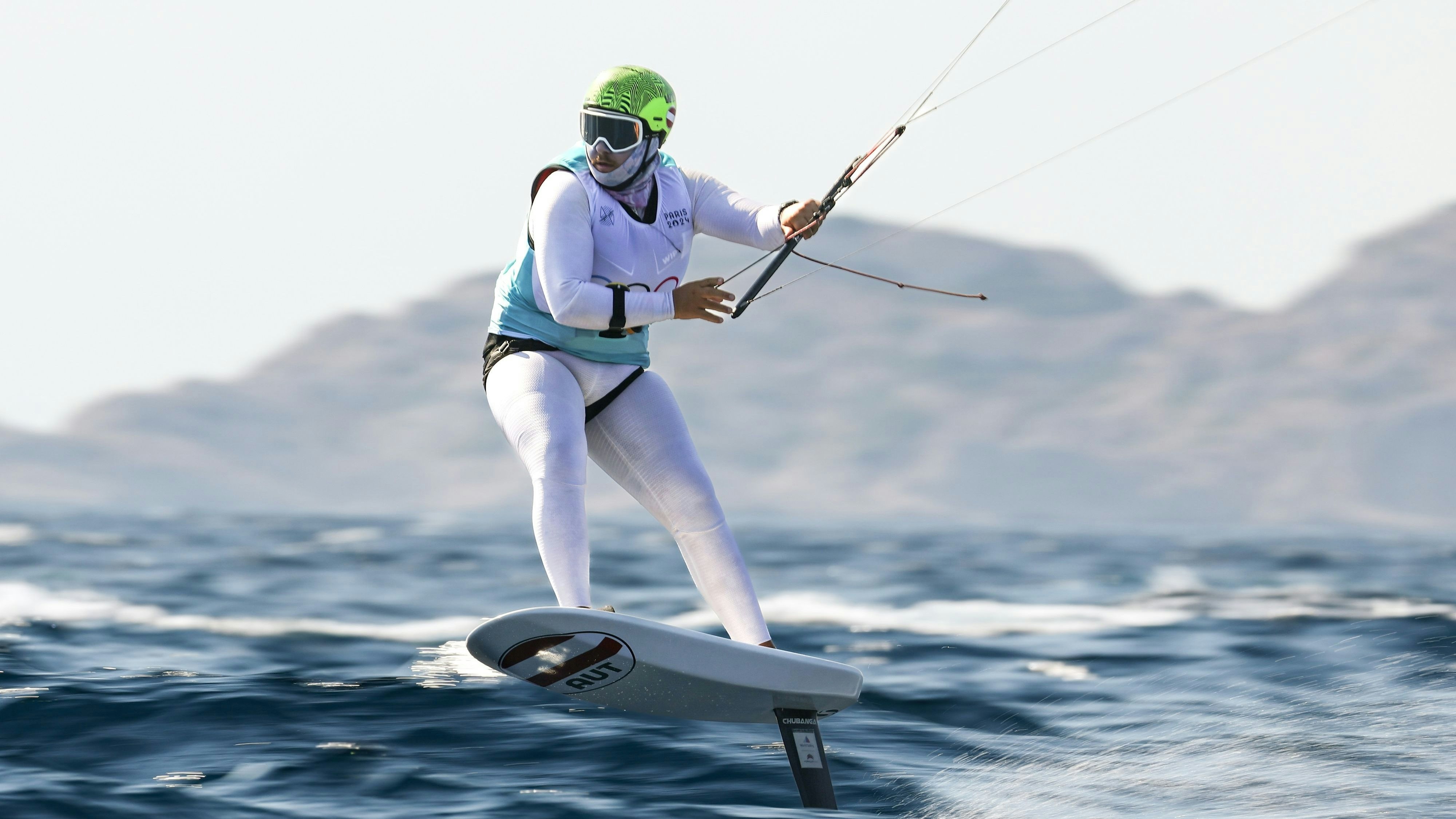 Die Kite-Surfer erreichen Geschwindigkeiten bis zu 75 km/h.